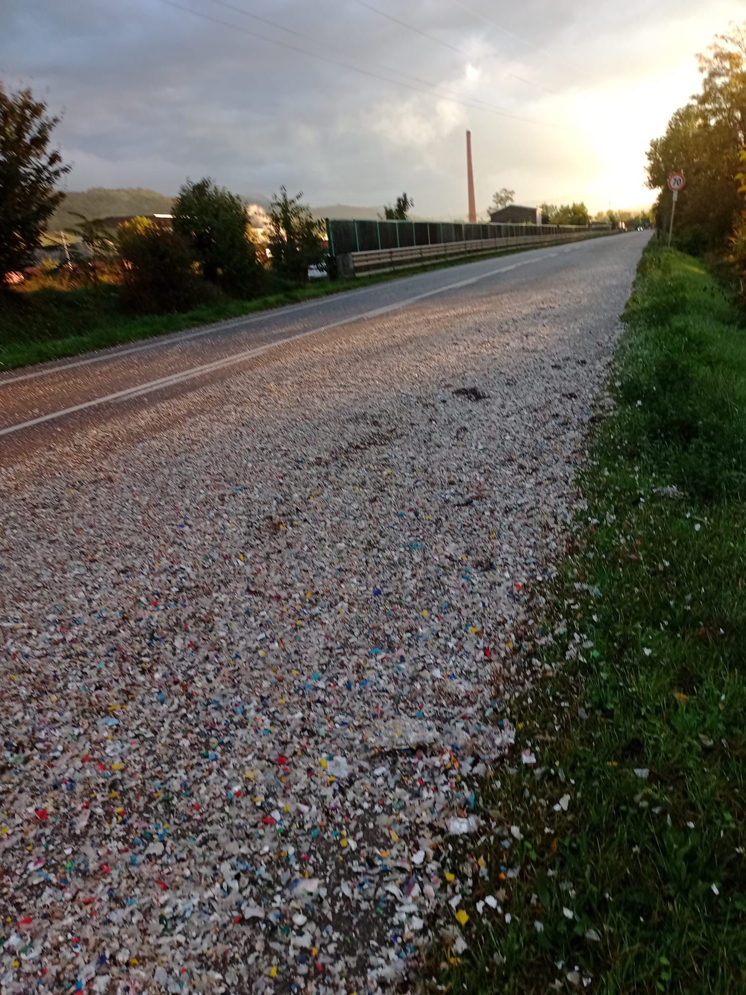 La strada invasa dai "coriandoli" di plastica che sono stati persi dal camion
