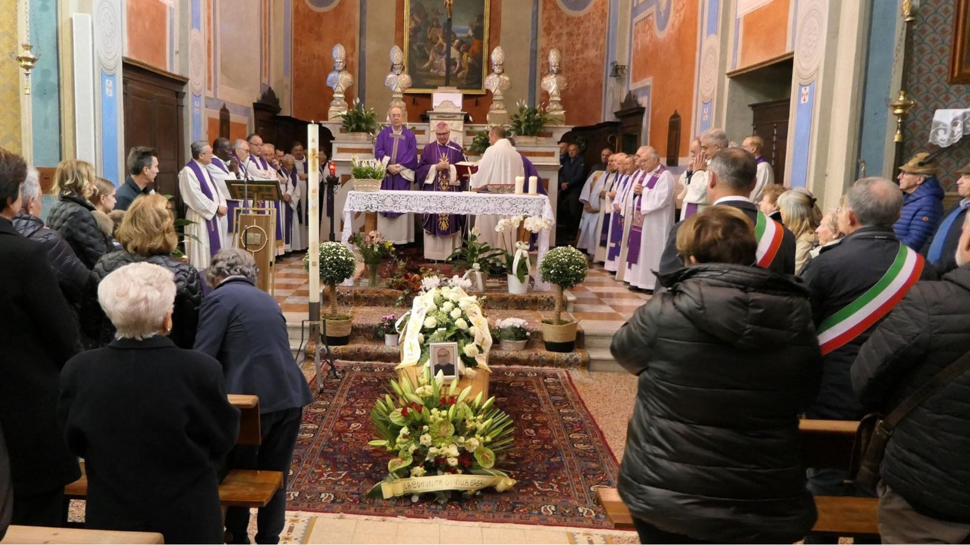 Ziano, abbraccio corale per l'ultimo saluto a don Piero Schiaffonati