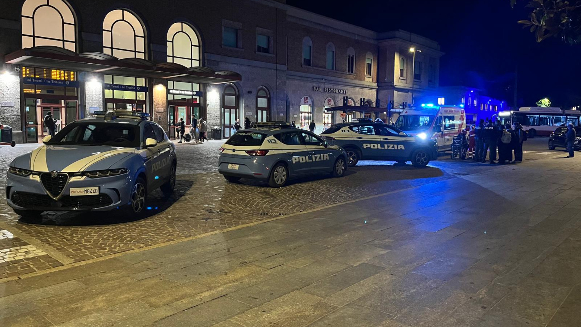 Violenta lite tra un uomo e una donna davanti alla stazione