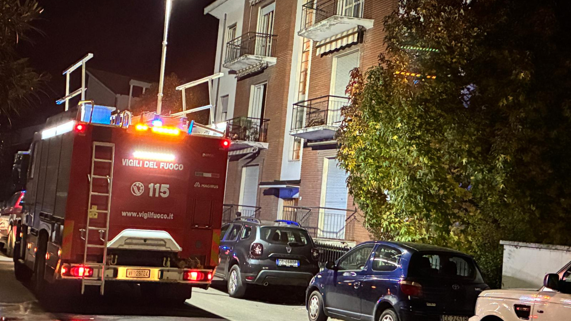 Incendio in un appartamento, tre intossicati