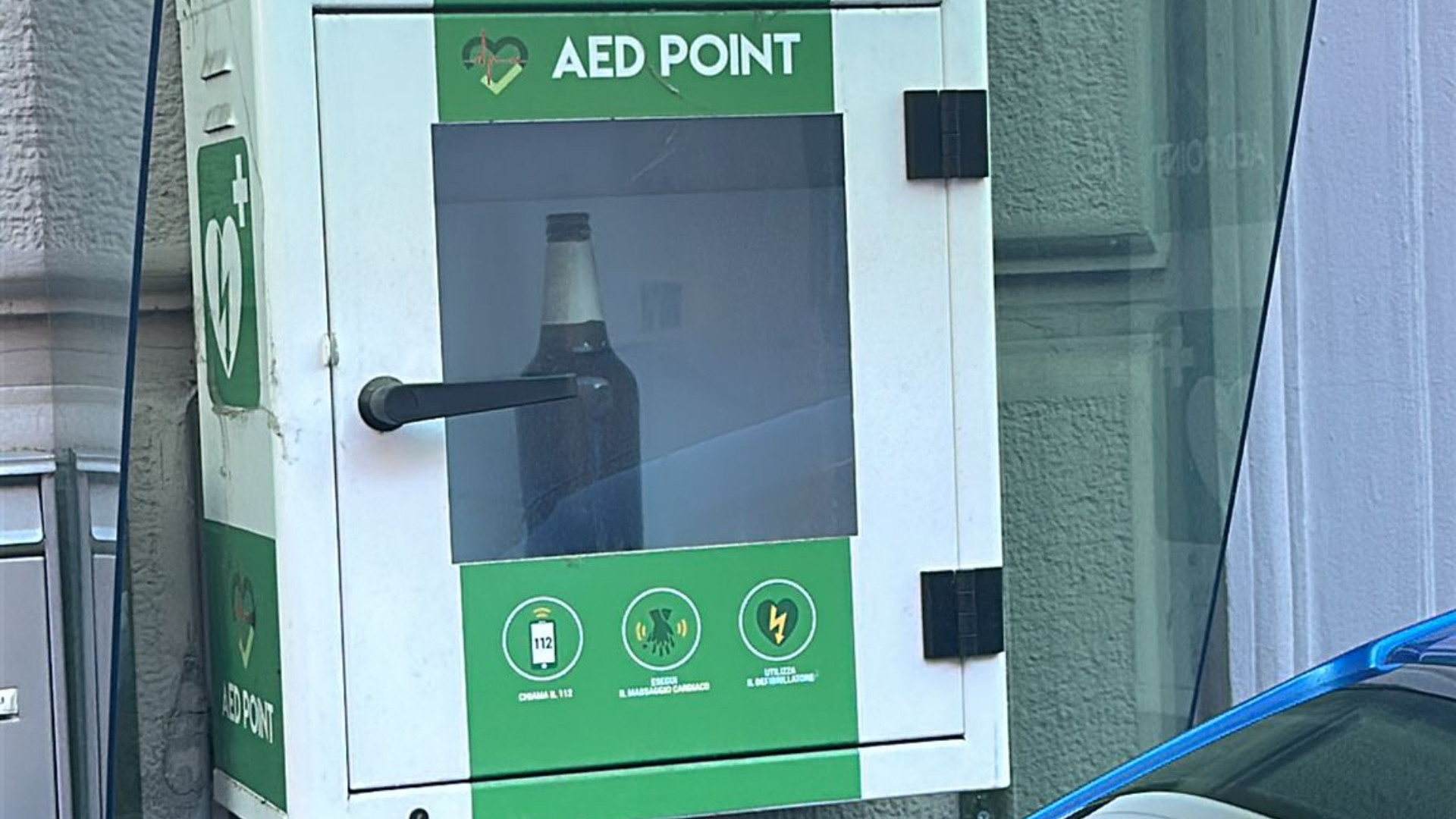 Gesto di cattivo gusto a Castello, bottiglia di birra al posto del defibrillatore