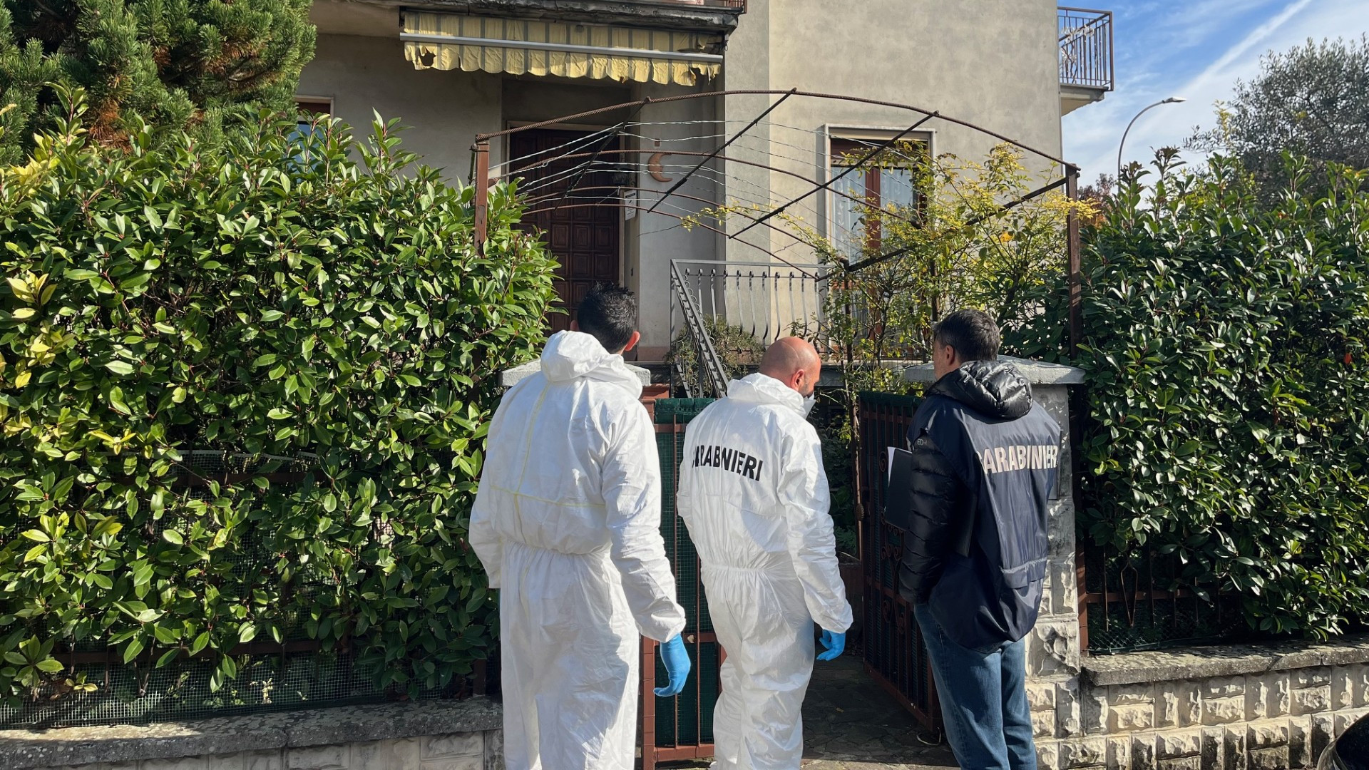 I carabinieri del Nucleo investigativo di Piacenza davanti all'abitazione di Castel San Giovanni dov'è stato trovato il corpo senza vita di un 85enne- © Libertà/Marco Vincenti