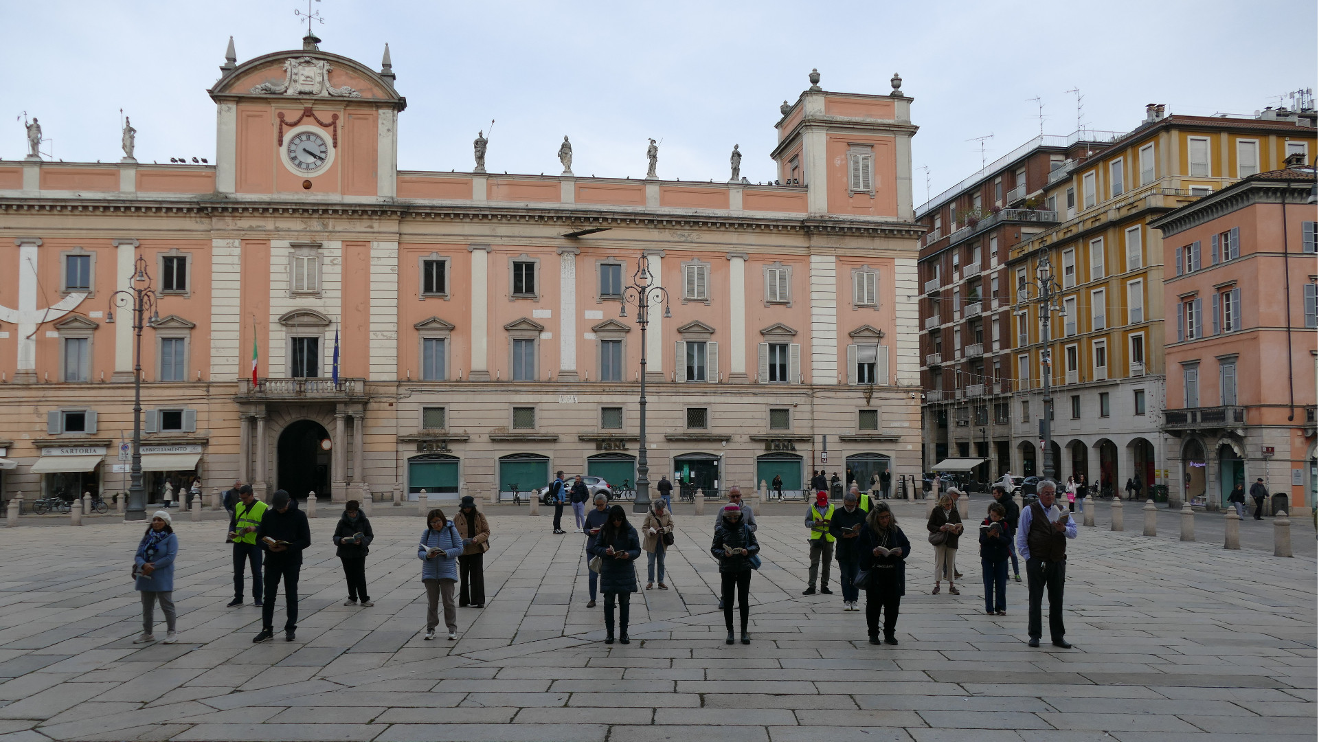 La manifestazione delle Sentinelle in piedi in piazza Cavalli contro la proposta di legge sul fine vita - © Libertà/Riccardo Foti