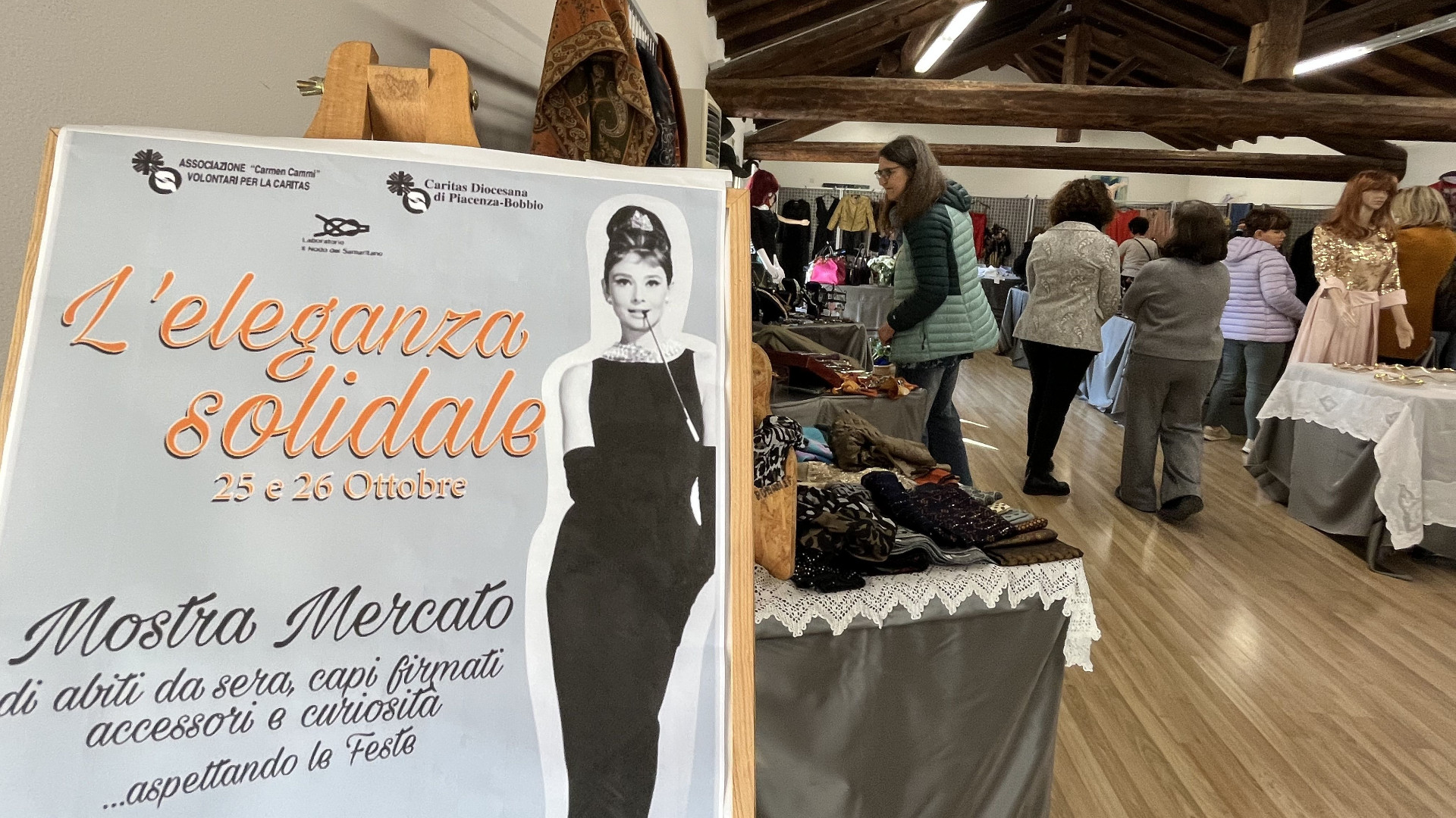 Guardaroba solidale alla Caritas, in aiuto a chi è meno fortunato