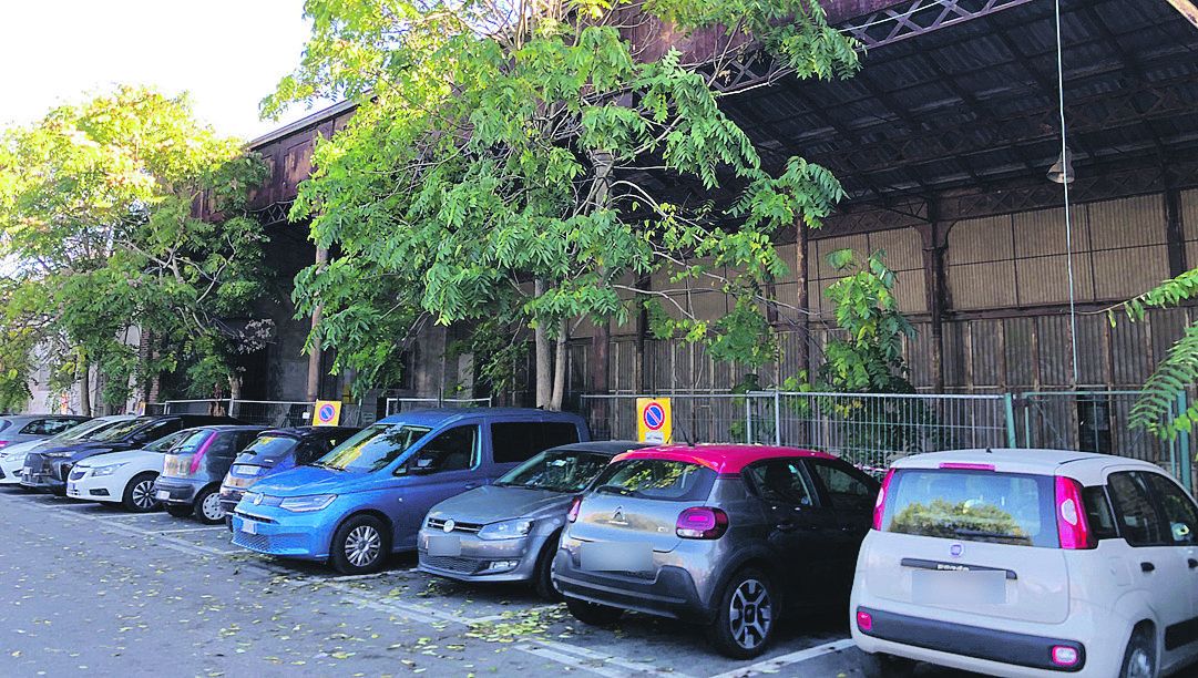 I segnali di divieto di sosta per il via ai lavori