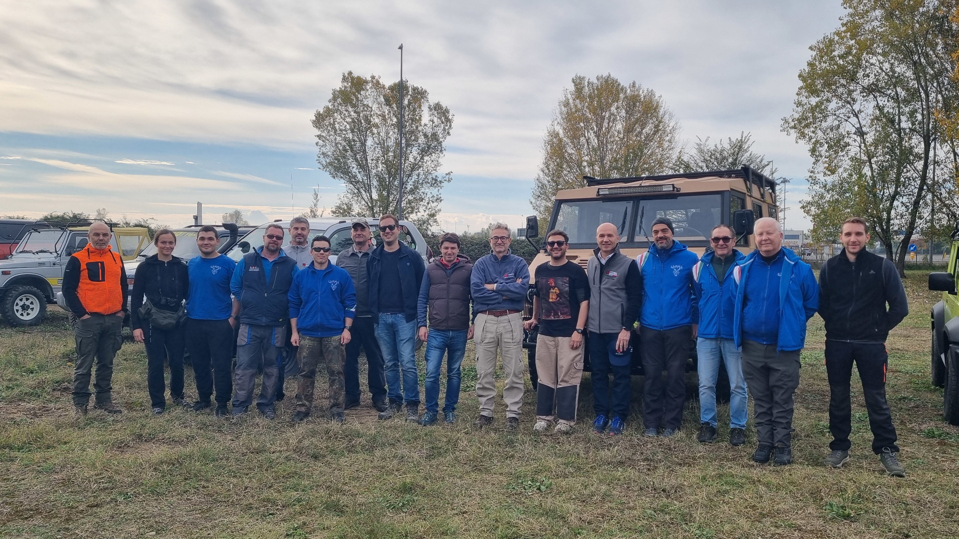 Associati al gruppo Gamma 4x4 con alcuni degli allievi del corso di guida per fuoristrada - © Libertà/Gabriele Faravelli