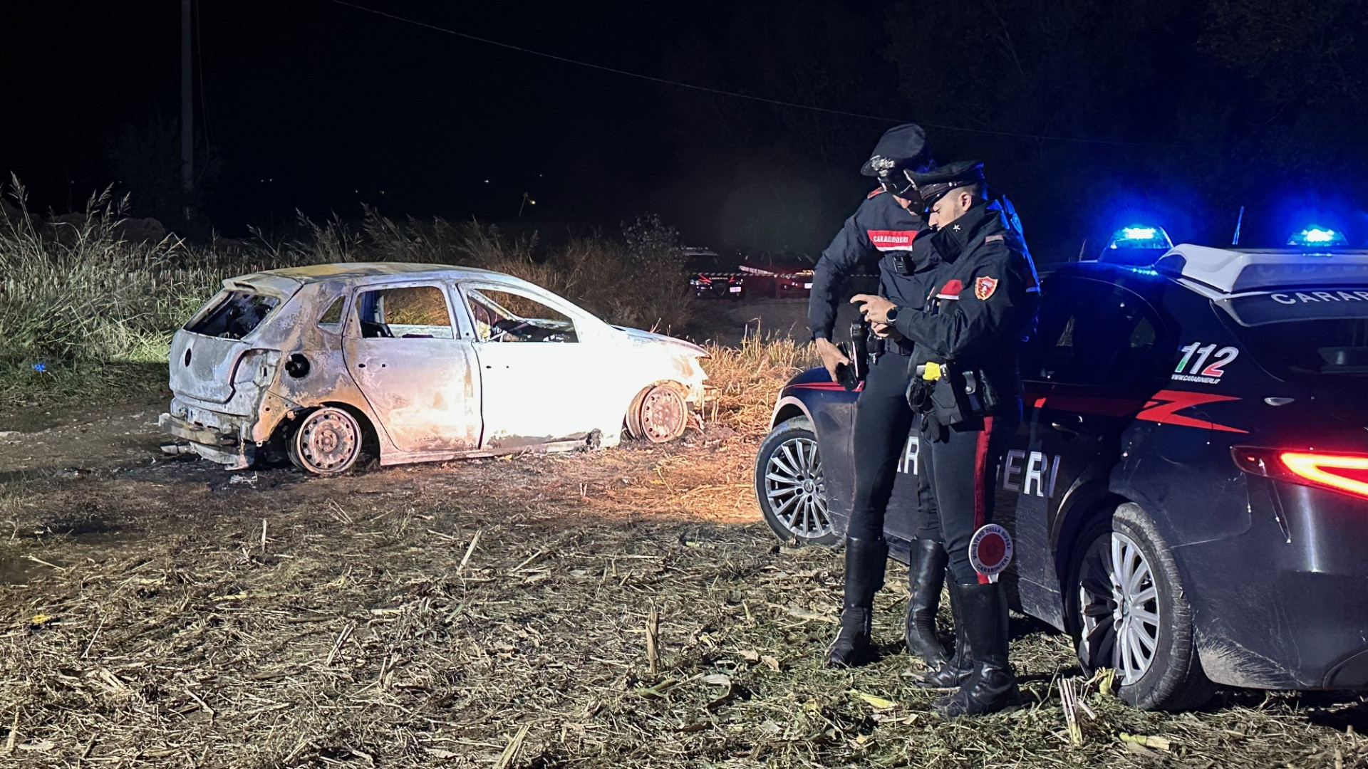 Aggredisce rivale a coltellate, poi si dà fuoco e muore in auto