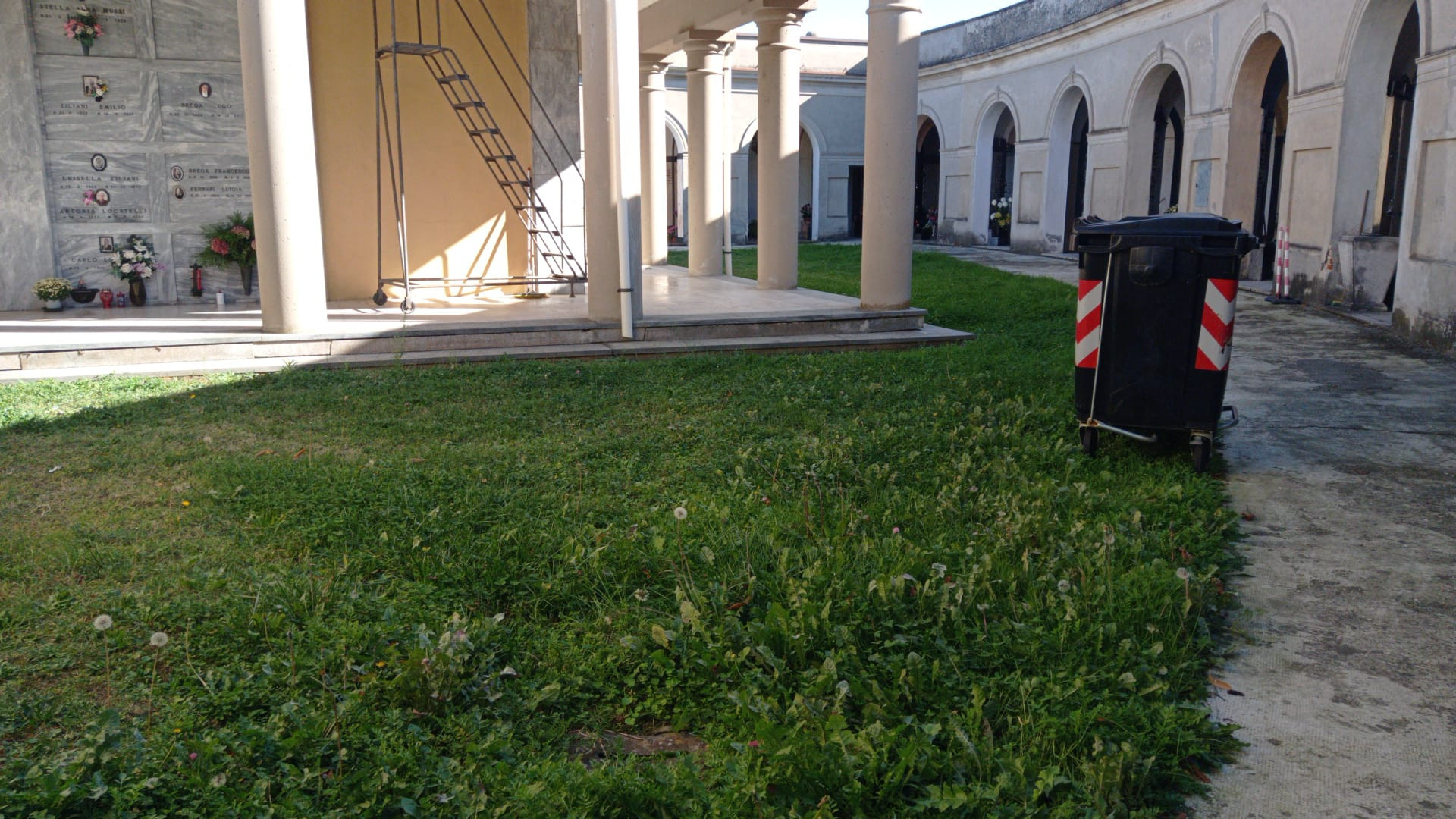 Castello: «Erba troppo alta nei cimiteri, serve uno sfalcio urgente»