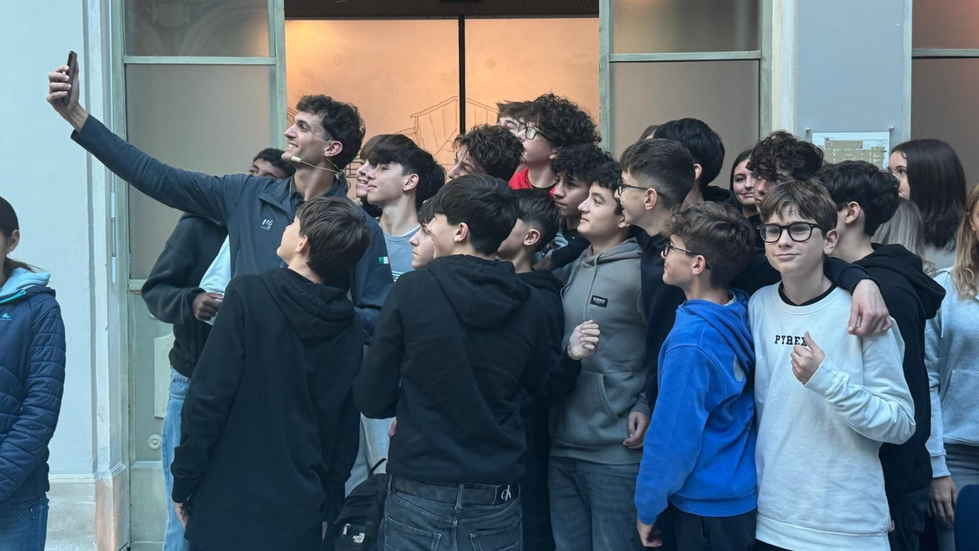 L’abbraccio degli studenti piacentini ad Andrea Dallavalle: «Bello stare fra i giovanissimi»