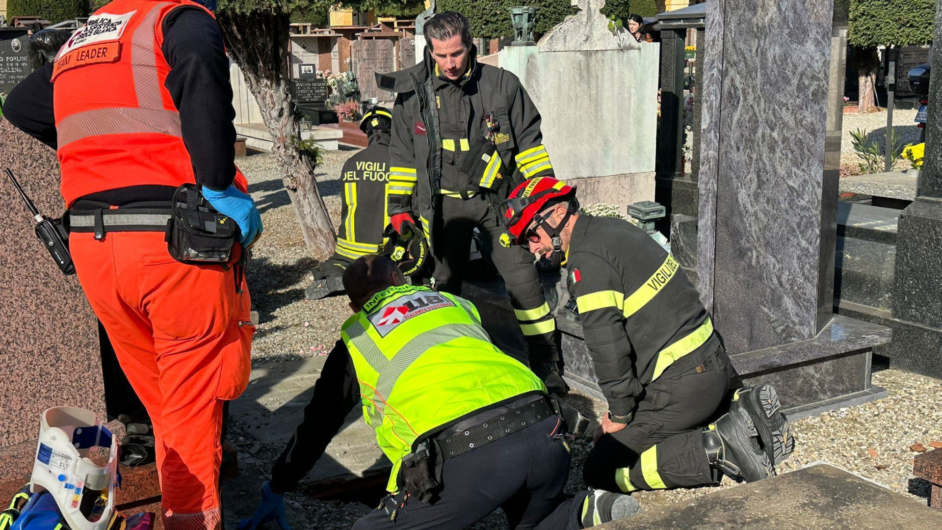 Cammina sopra una tomba al cimitero, donna cade nella fossa