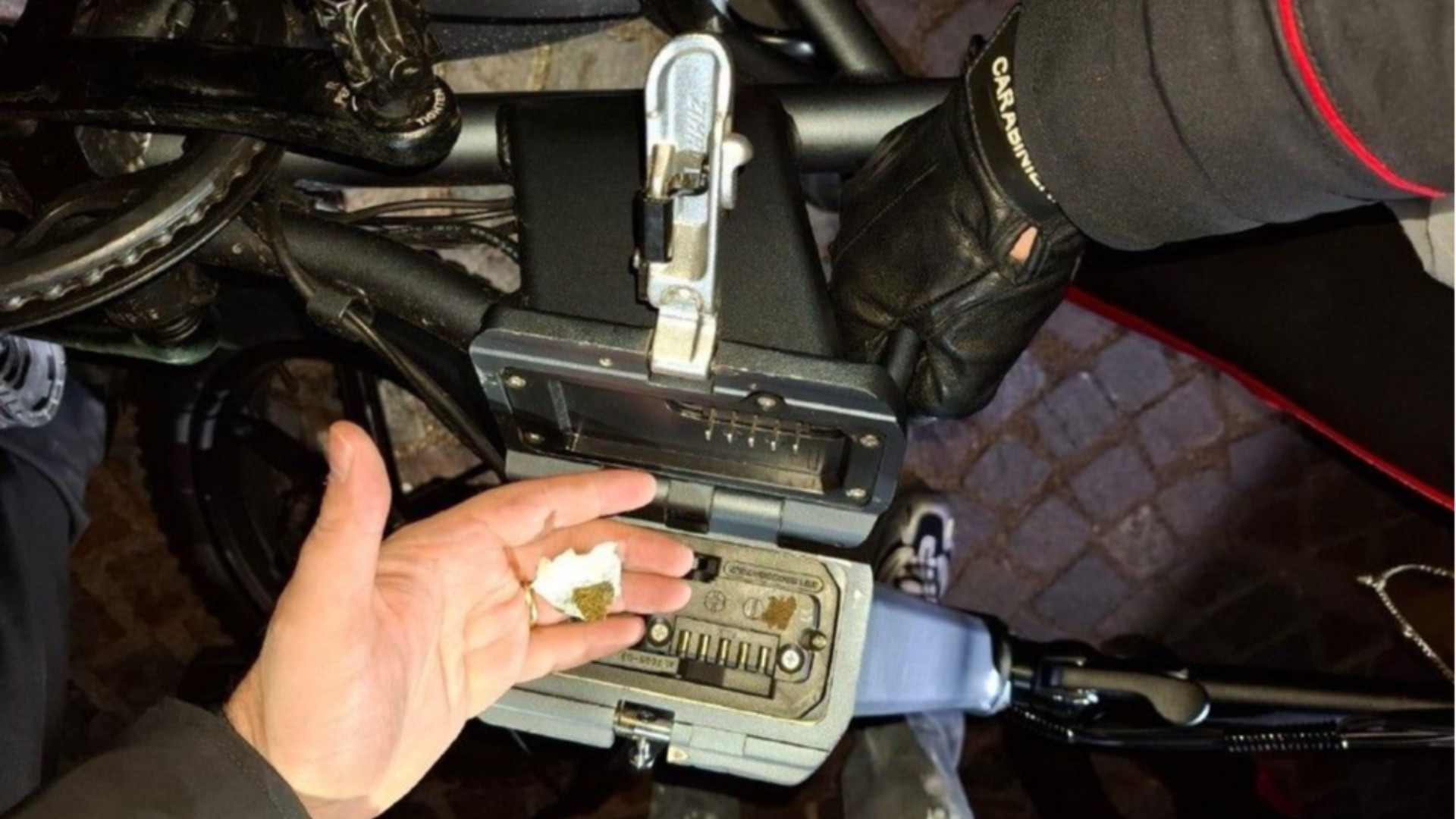 Controlli nelle zone della movida: sequestrate armi e droga