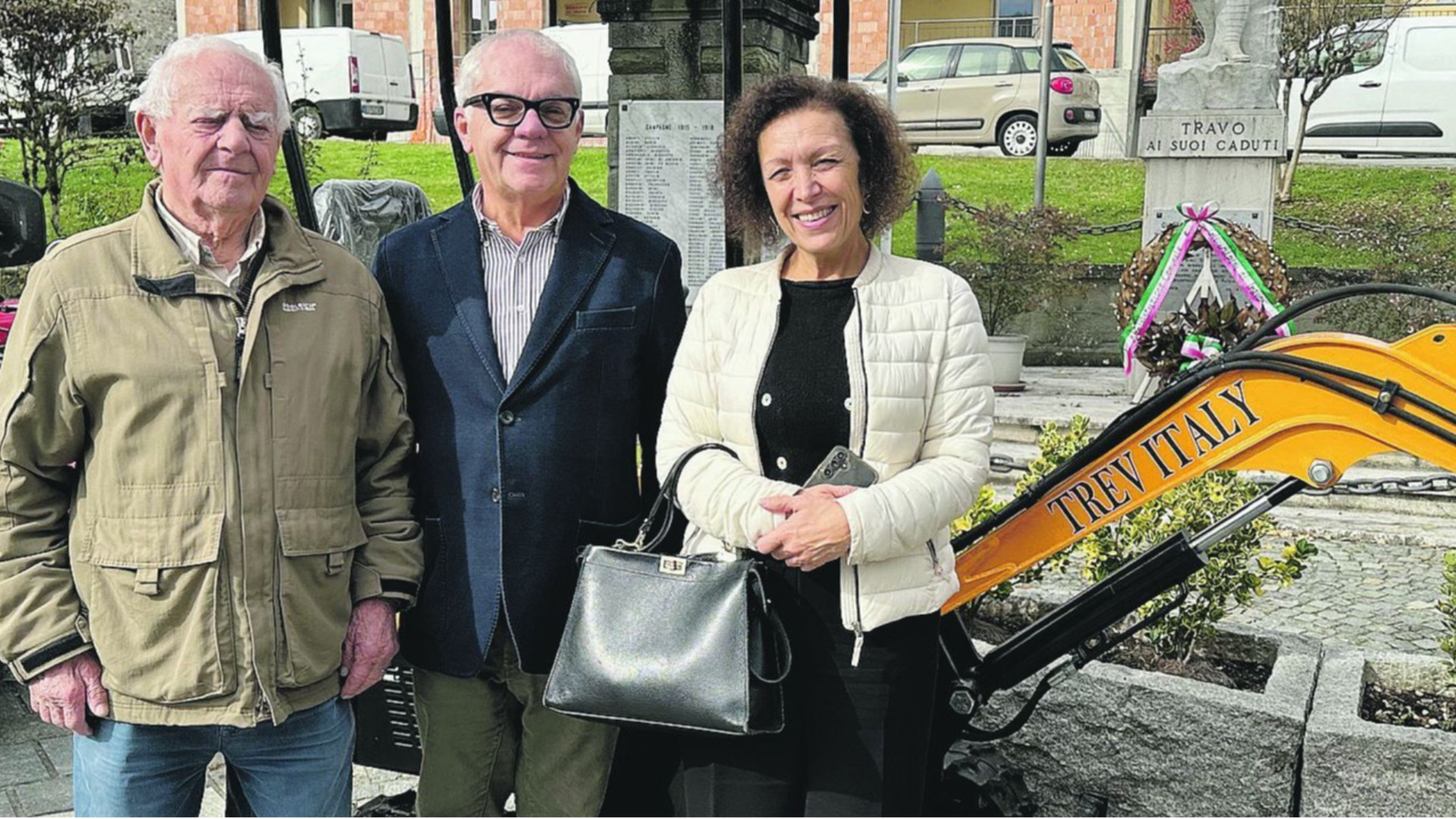 L'escavatore si chiama come Travo in dialetto: e la piazza lo applaude