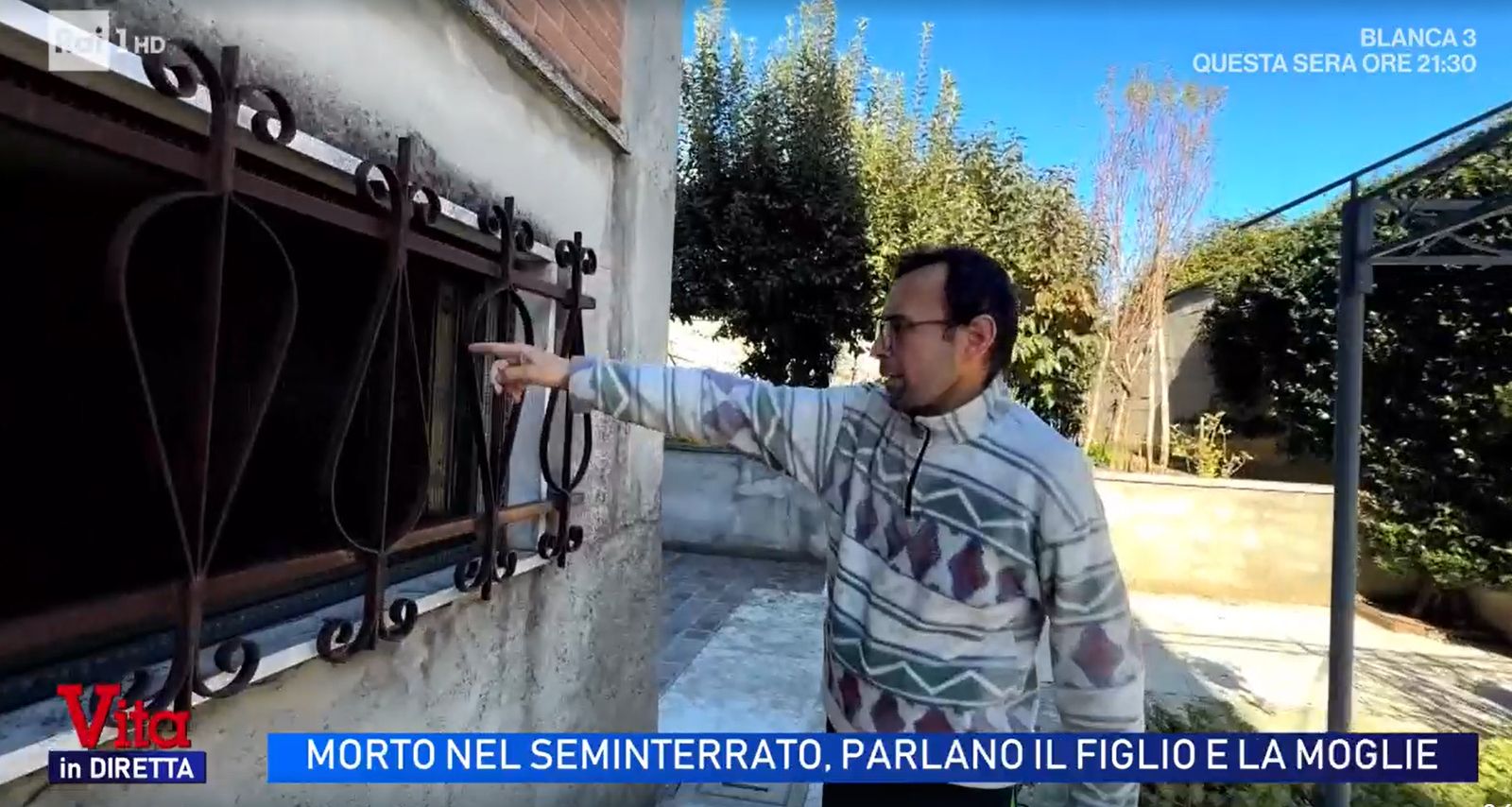 Giuseppe Alberti di fronte alla casa si Castel San Giovanni