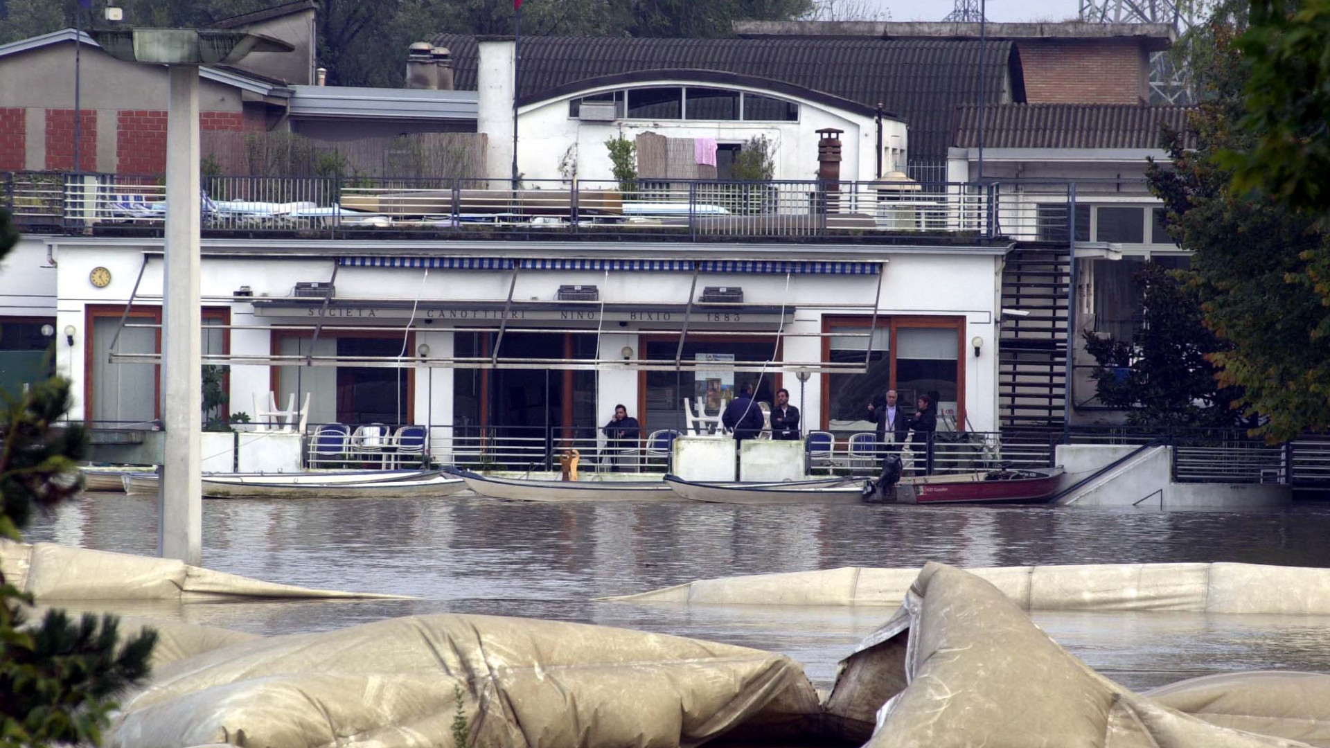 La Canottieri Nino Bixio si difende dall'acqua