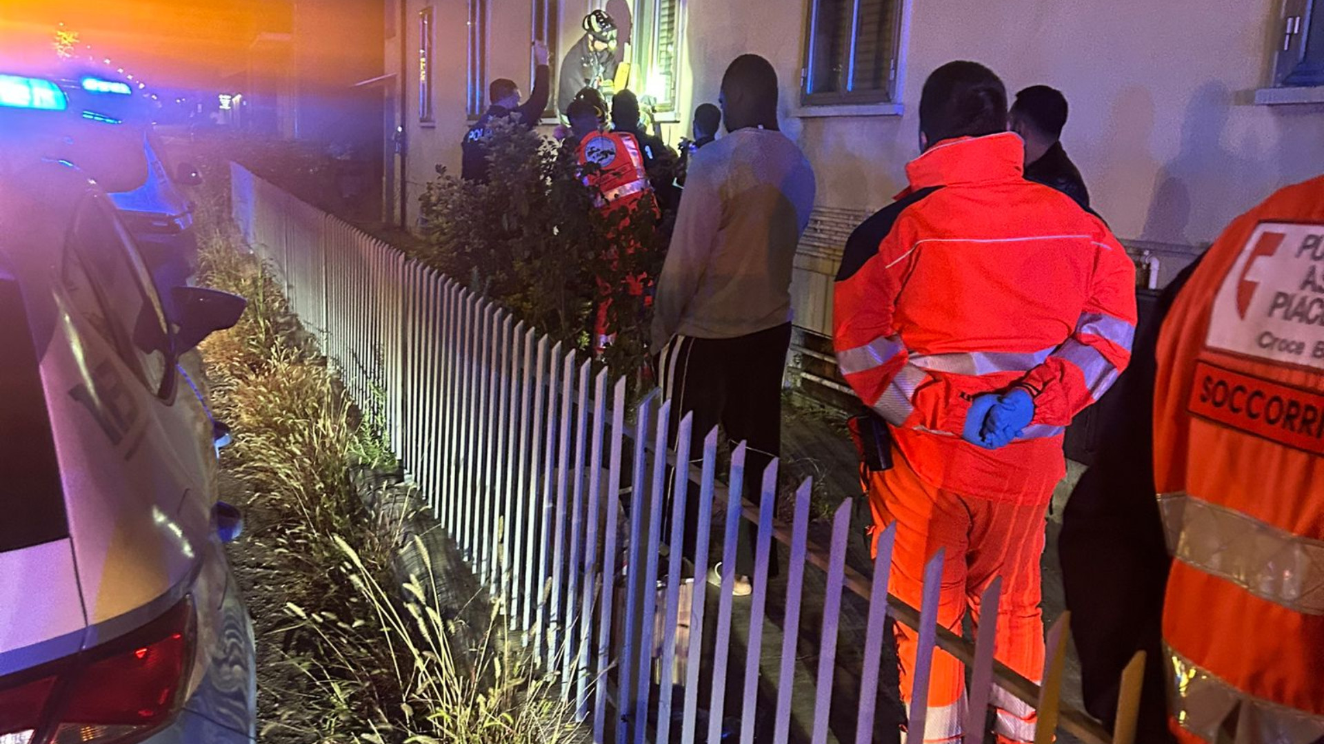 Cade nella vasca e resta bloccata per ore, salvata dai vigili del fuoco