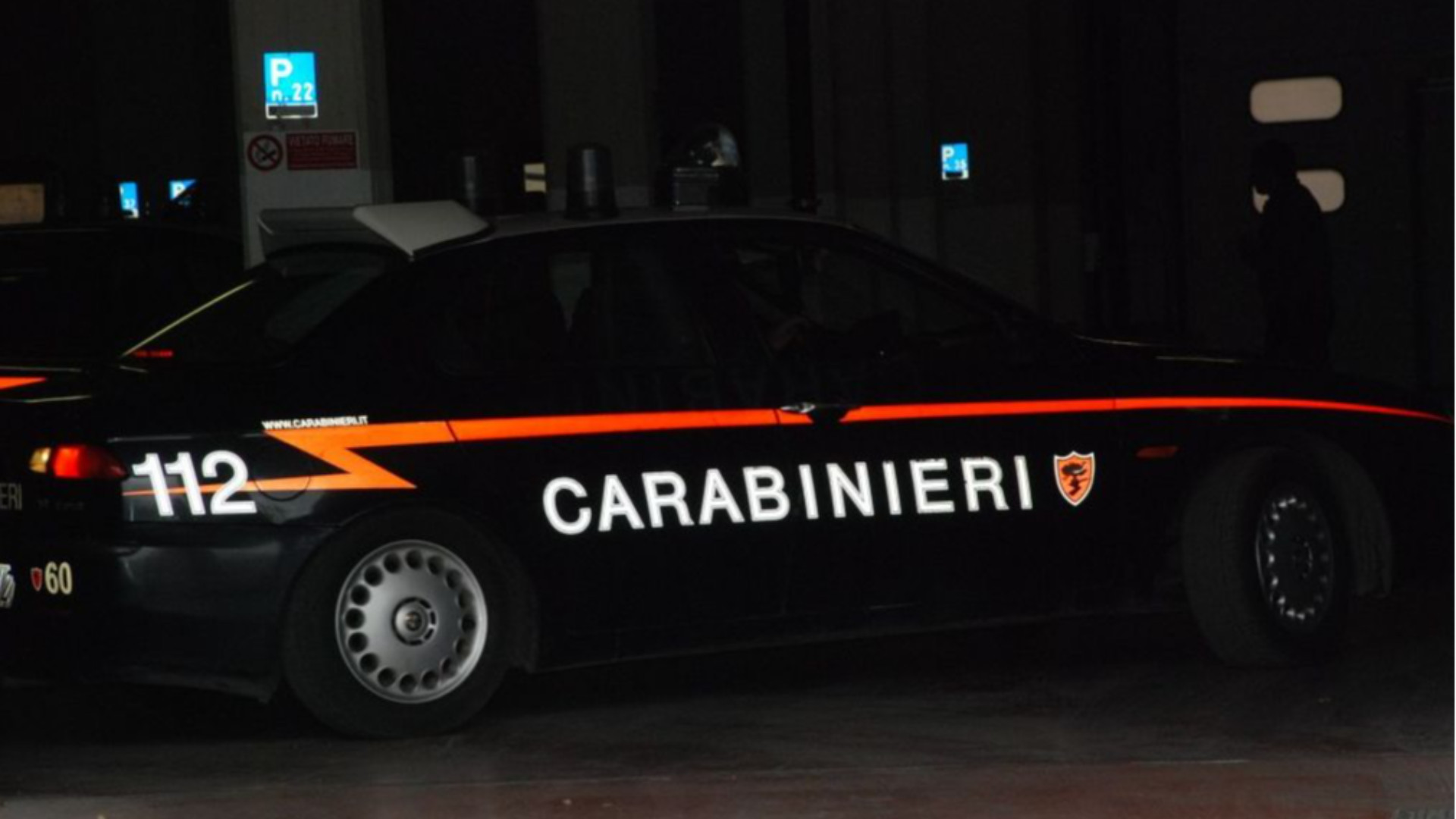 Ubriaco al volante passa con il rosso e senza patente: denunciato