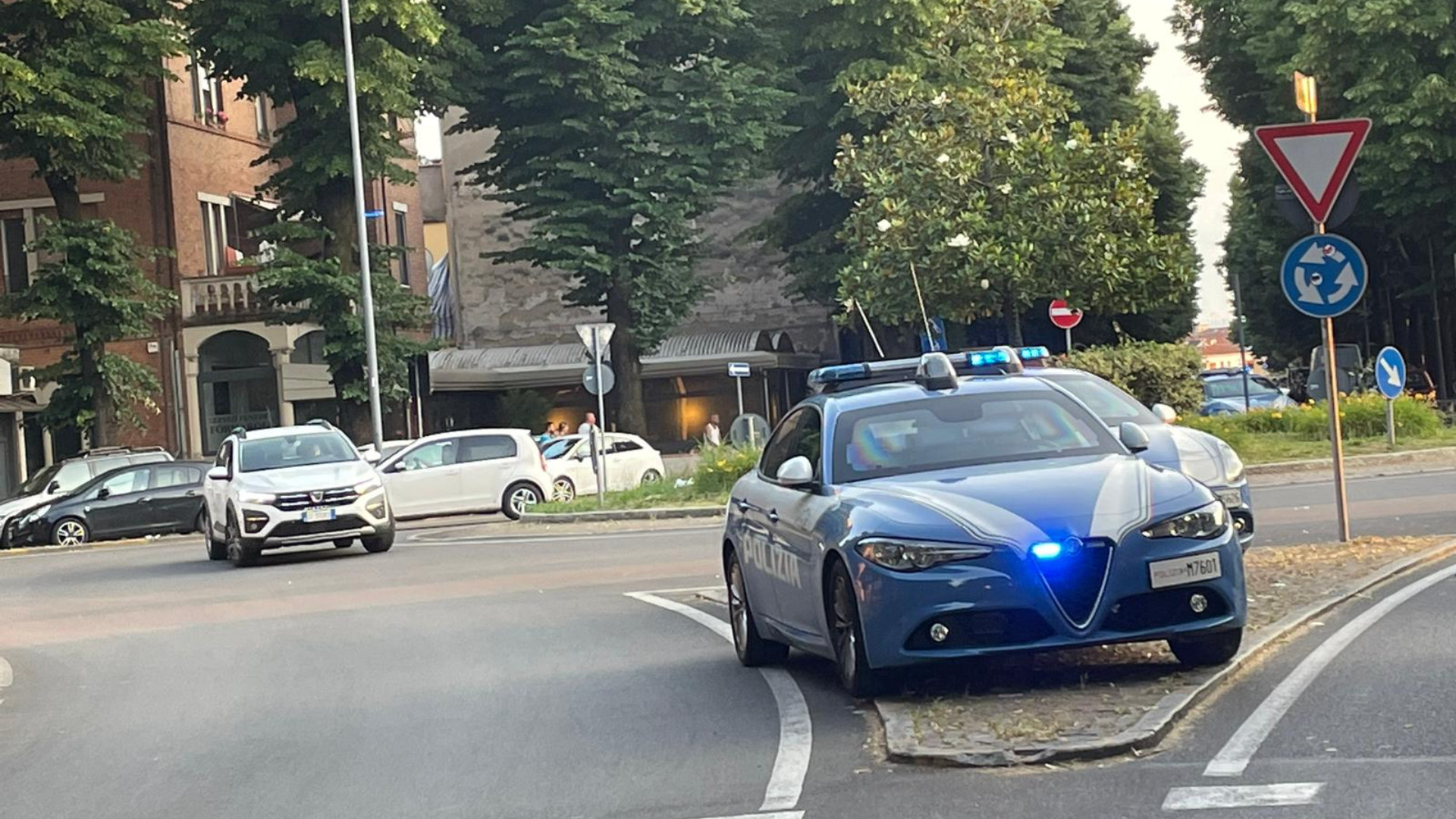 Rissa in piazzale Libertà, anziana esasperata prende i ragazzi a secchiate d'acqua