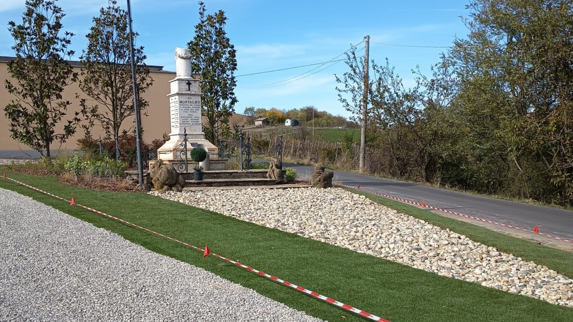 Montalbo, aiuola del monumento ai caduti rimessa a nuovo dalla Pro loco