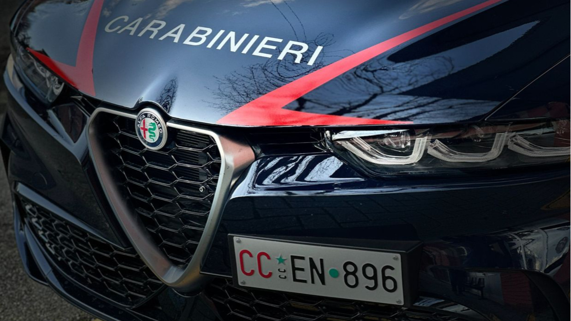 Donna in stato di agitazione minaccia gli avventori di un bar alla Lupa, interviene il Radiomobile