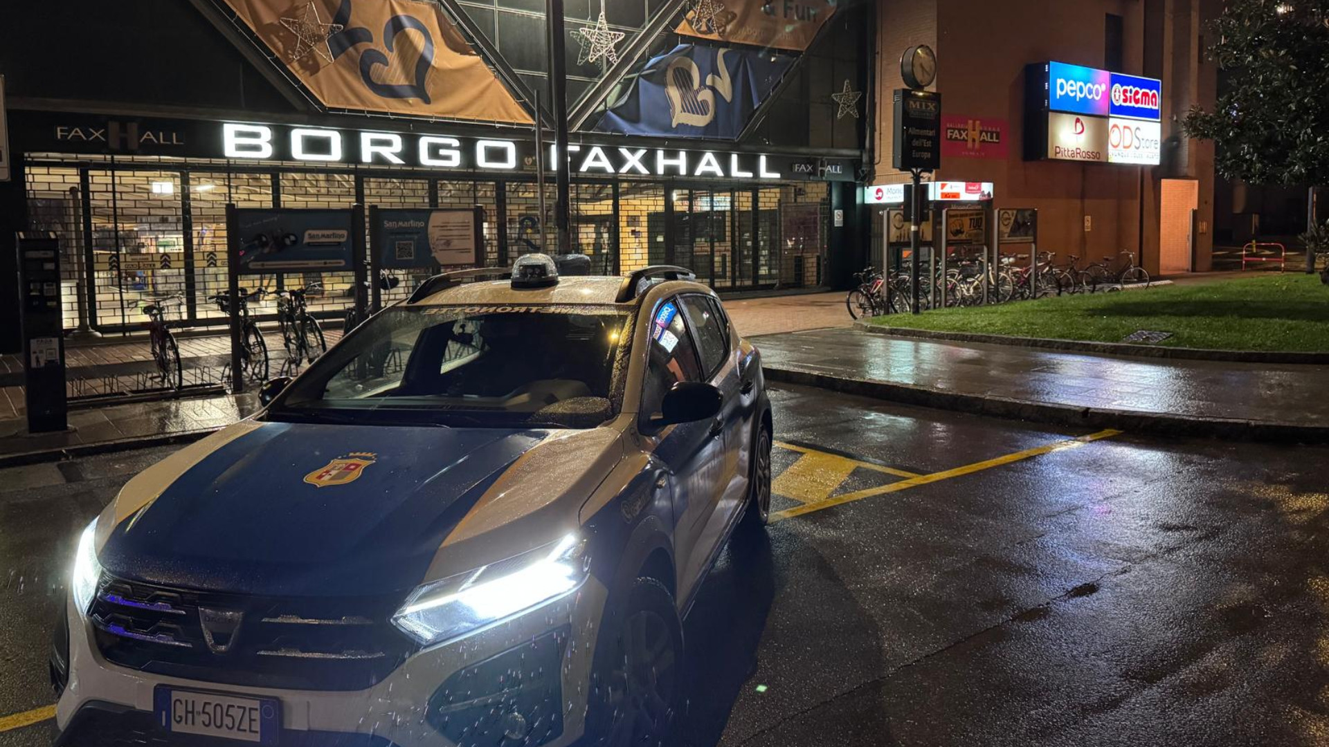 Tentato furto al centro commerciale, ladro bloccato e arrestato