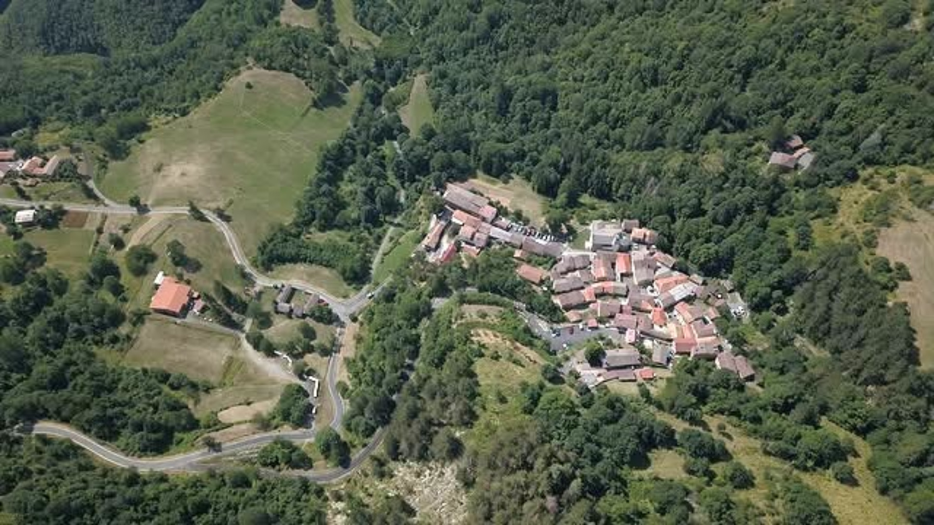 Una veduta di Pej, a Zerba. Le case sono completamente circondate da boschi