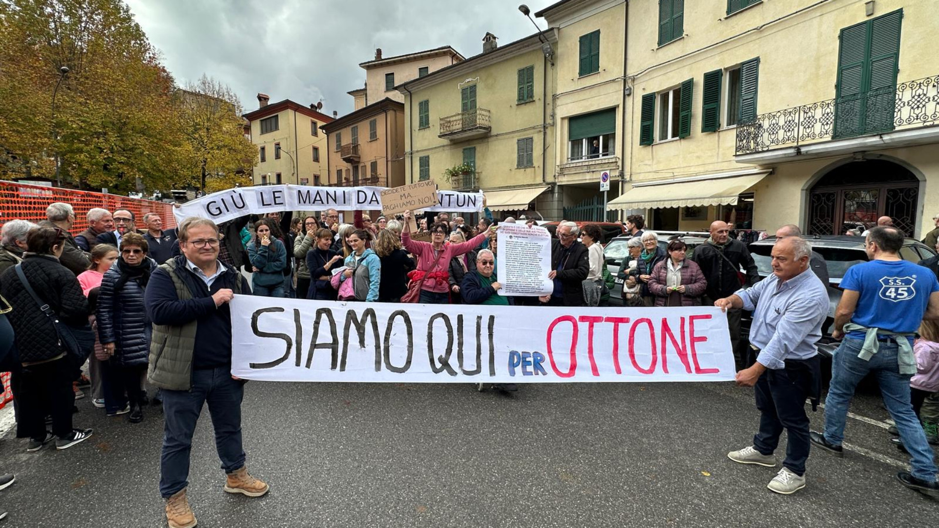 Ottone si ribella: più di 200 persone scendono in strada contro il progetto della nuova piazza