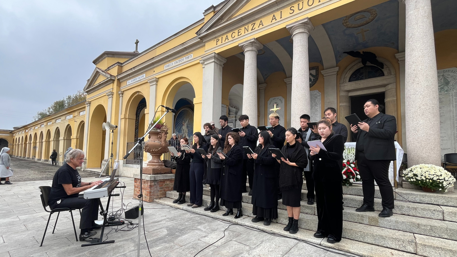 Ognissanti con il coro del Nicolini e le riflessioni del vescovo: «Abitare il dolore con la fede»