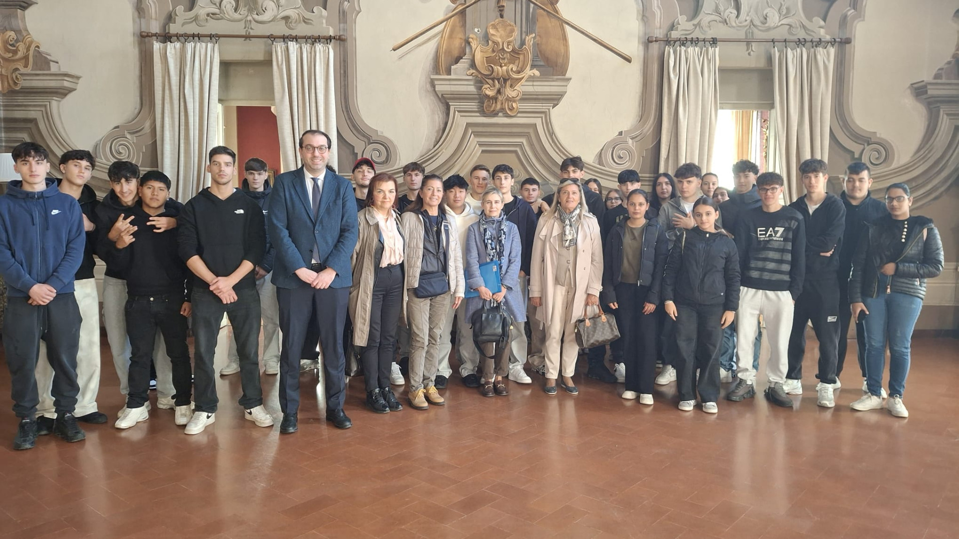 Dietro le quinte della democrazia: ragazzi del polo Volta in Provincia e in Prefettura