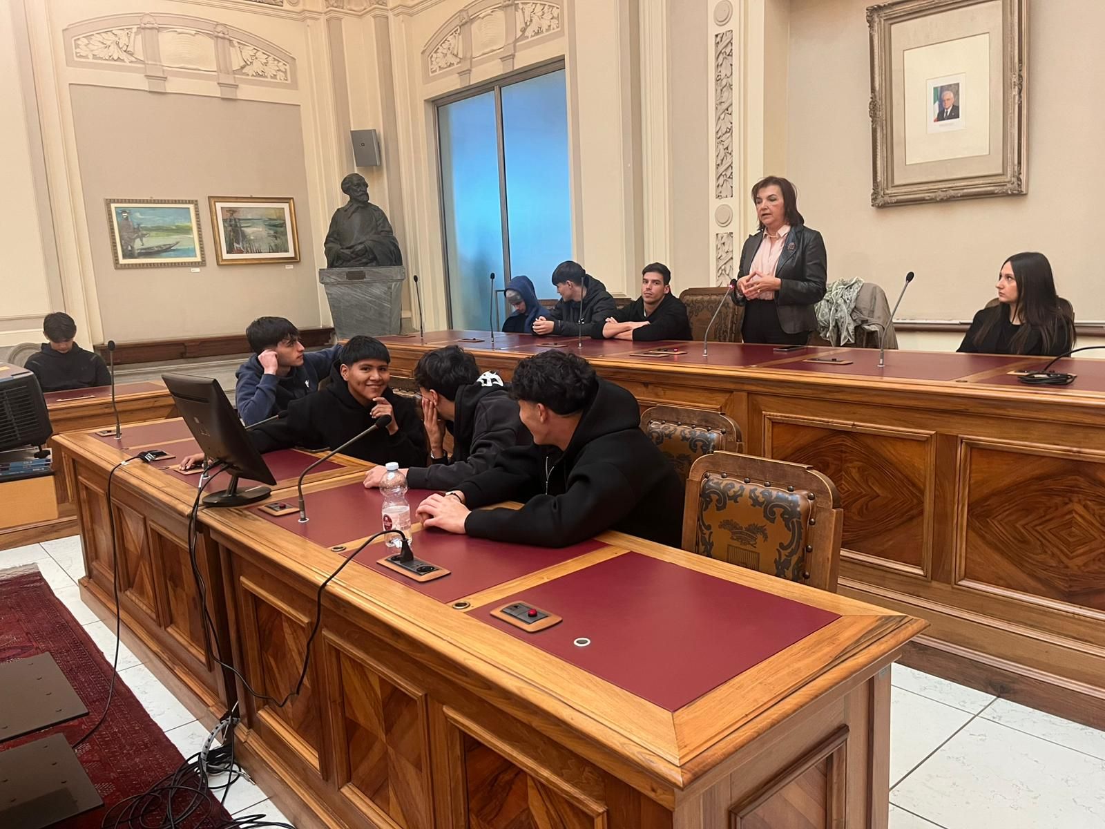 Gli studenti del polo Volta con la consigliera Patrizia Calza nella sala del consiglio provinciale