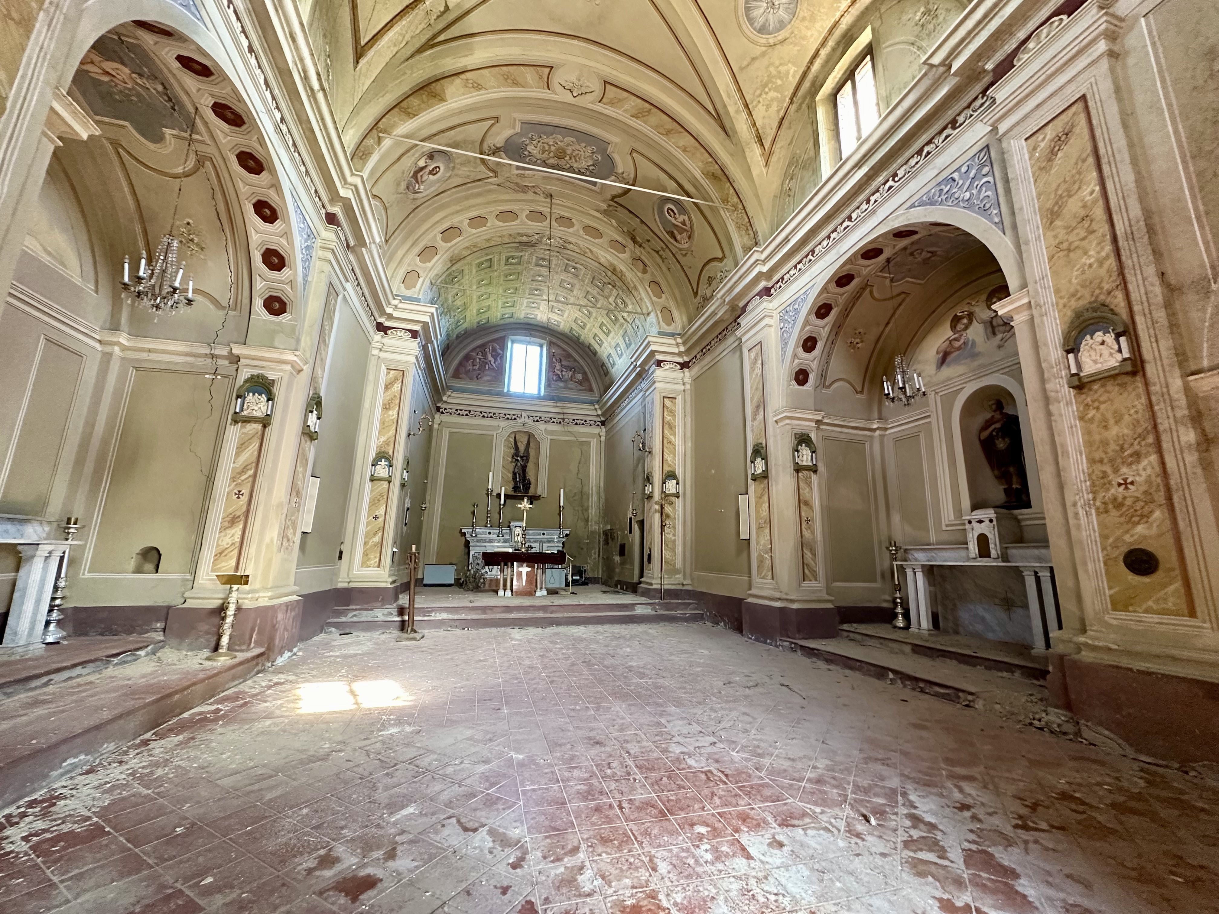 L'interno della chiesa