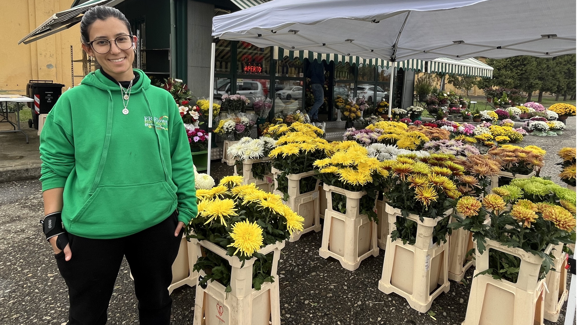 Dahiana e il suo pellegrinaggio tra le tombe: «Curando i fiori custodisco la memoria»