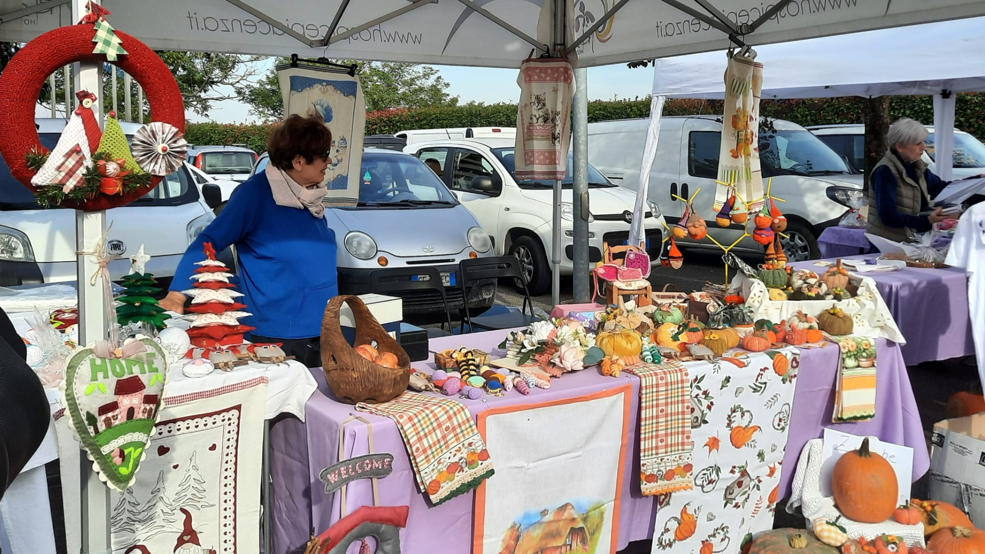 Volontarie dell'associazione "Insieme per l'hospice"  impegnate in un banchetto