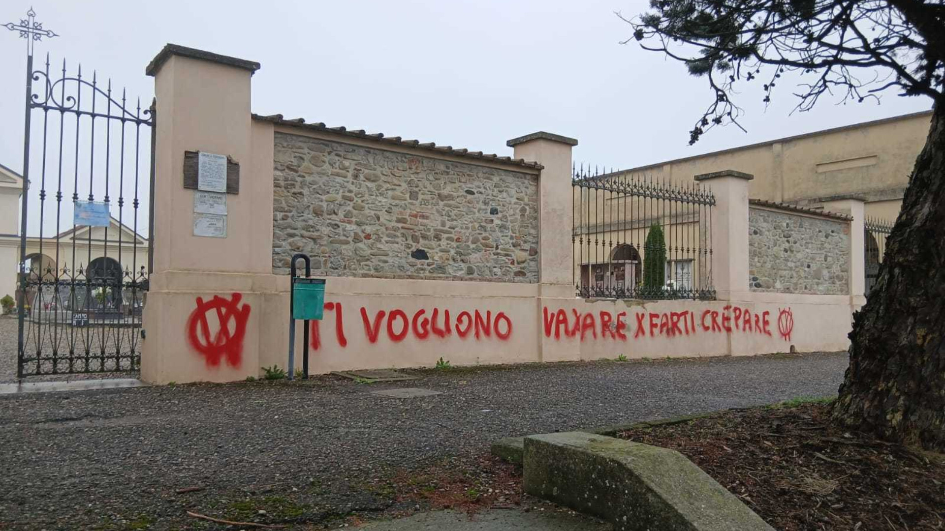 Cimitero di Turro imbrattato con scritte no vax: sdegno a Podenzano