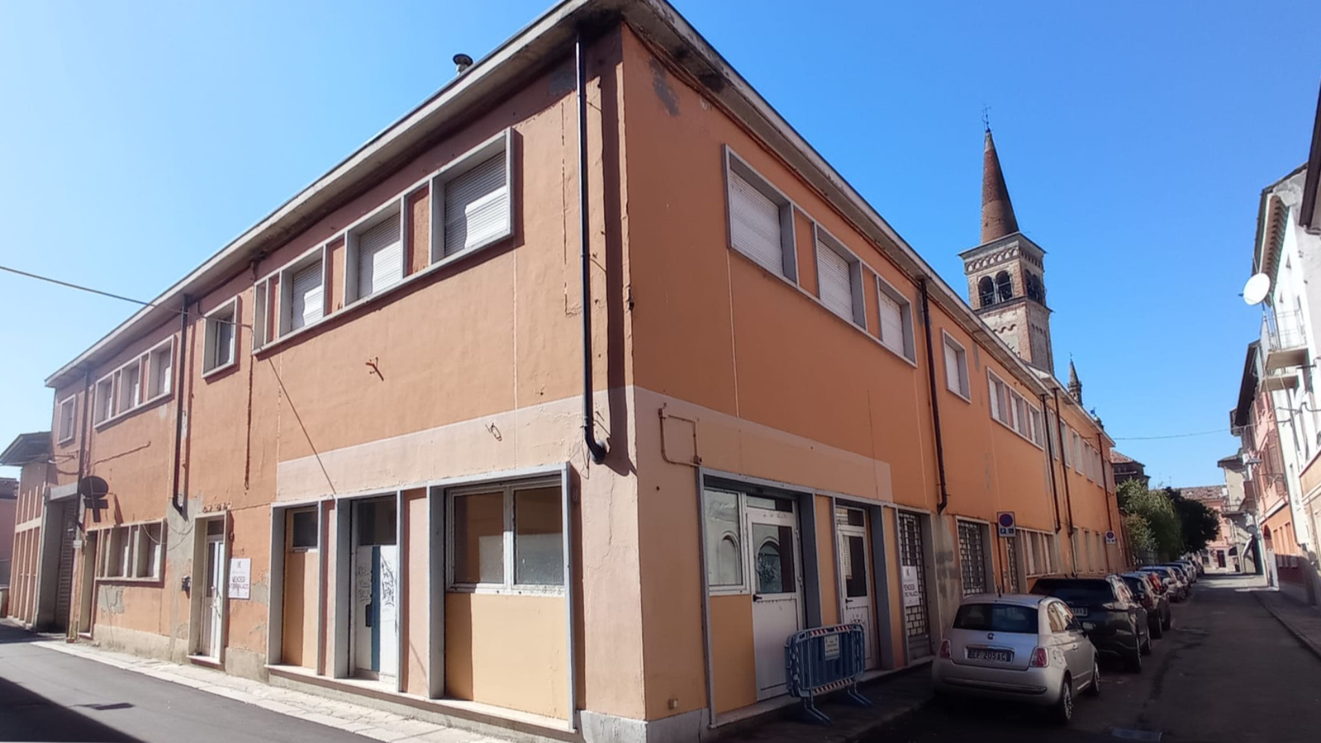 «No a un parcheggio vicino alla Collegiata»: petizione a Castel San Giovanni