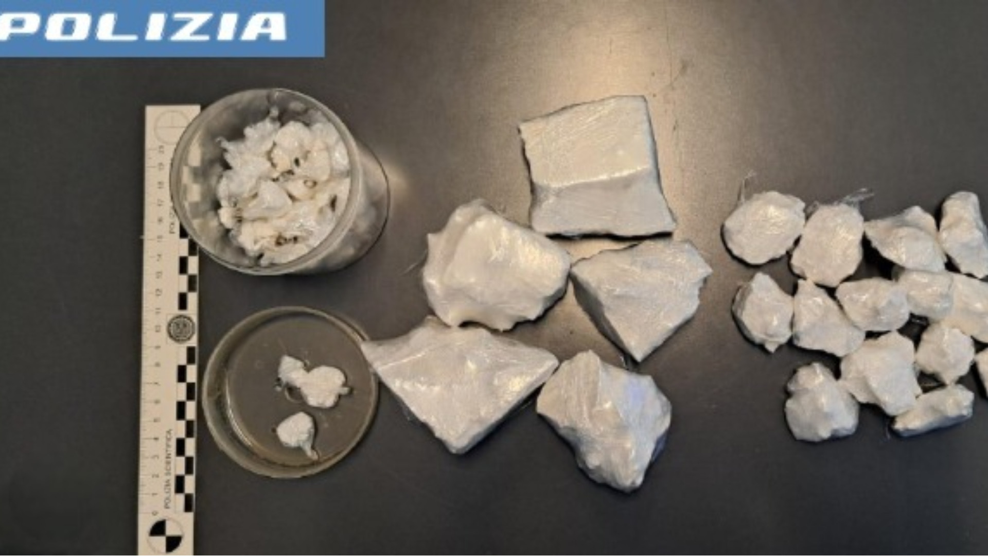 Un altro caso di spaccio sventato con YouPol: pusher fugge e lascia 50 dosi