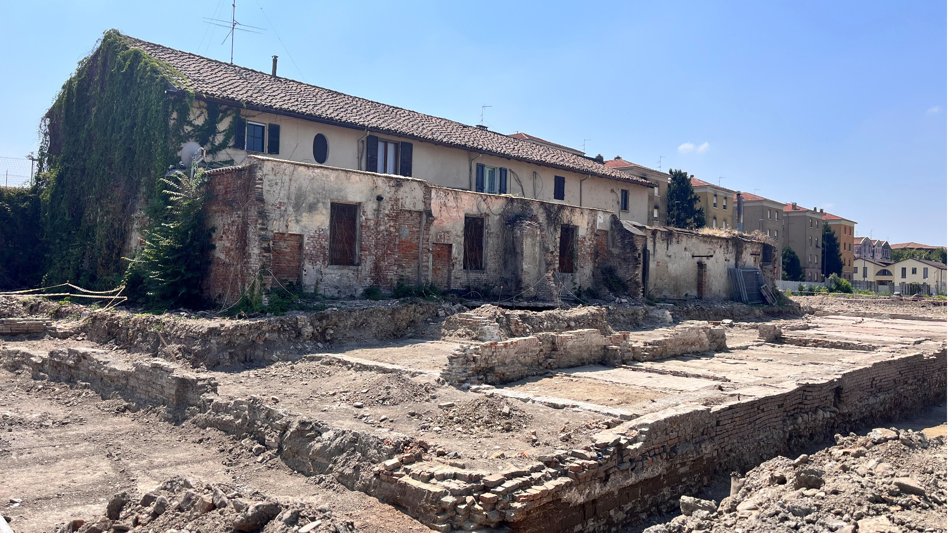 Protesta dei camperisti: «Inaccettabile togliere l'area sosta prevista nell'ex Acna»