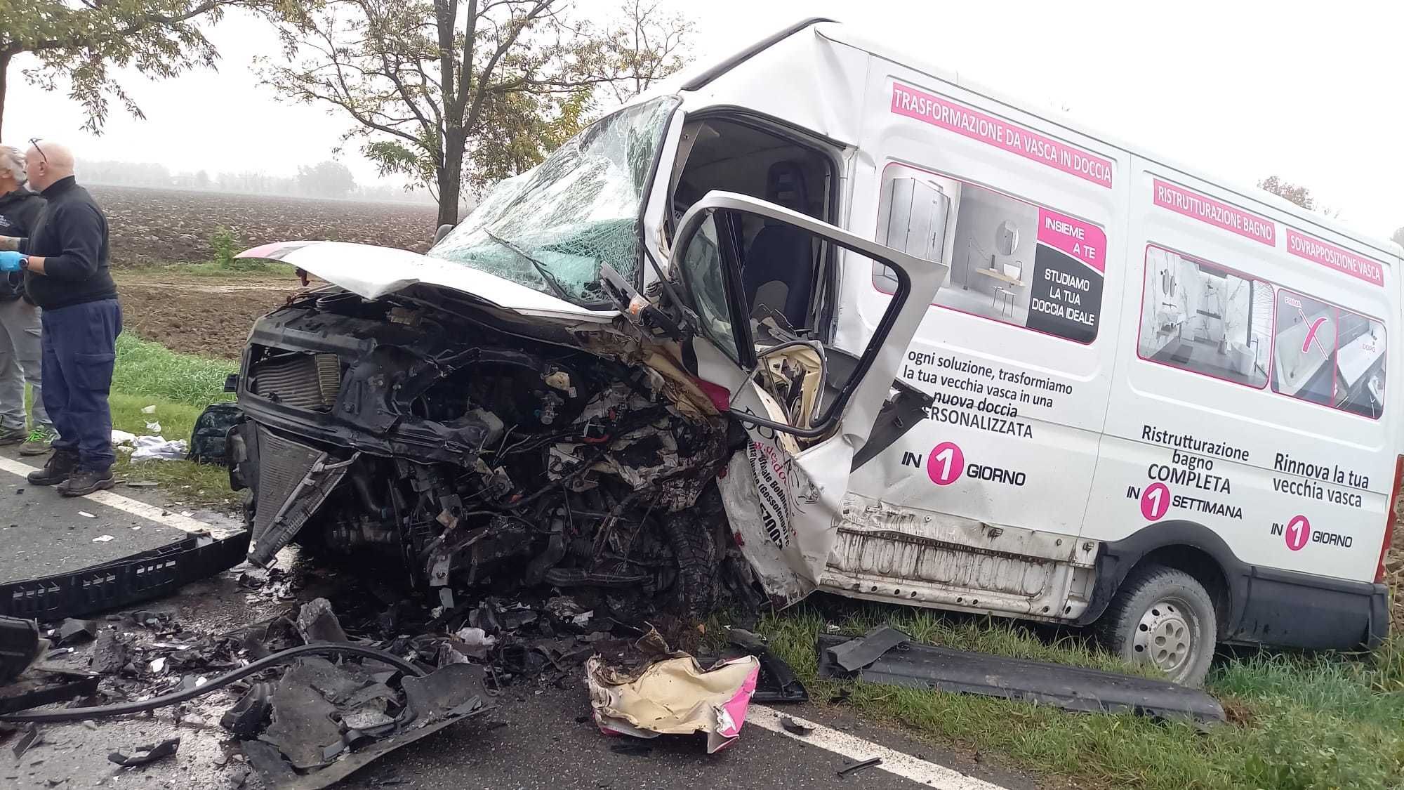 Lo schianto tra un'auto e un furgone avvenuto ieri mattina tra San Giorgio e Podenzano  - © Libertà/Cristian Brusamonti