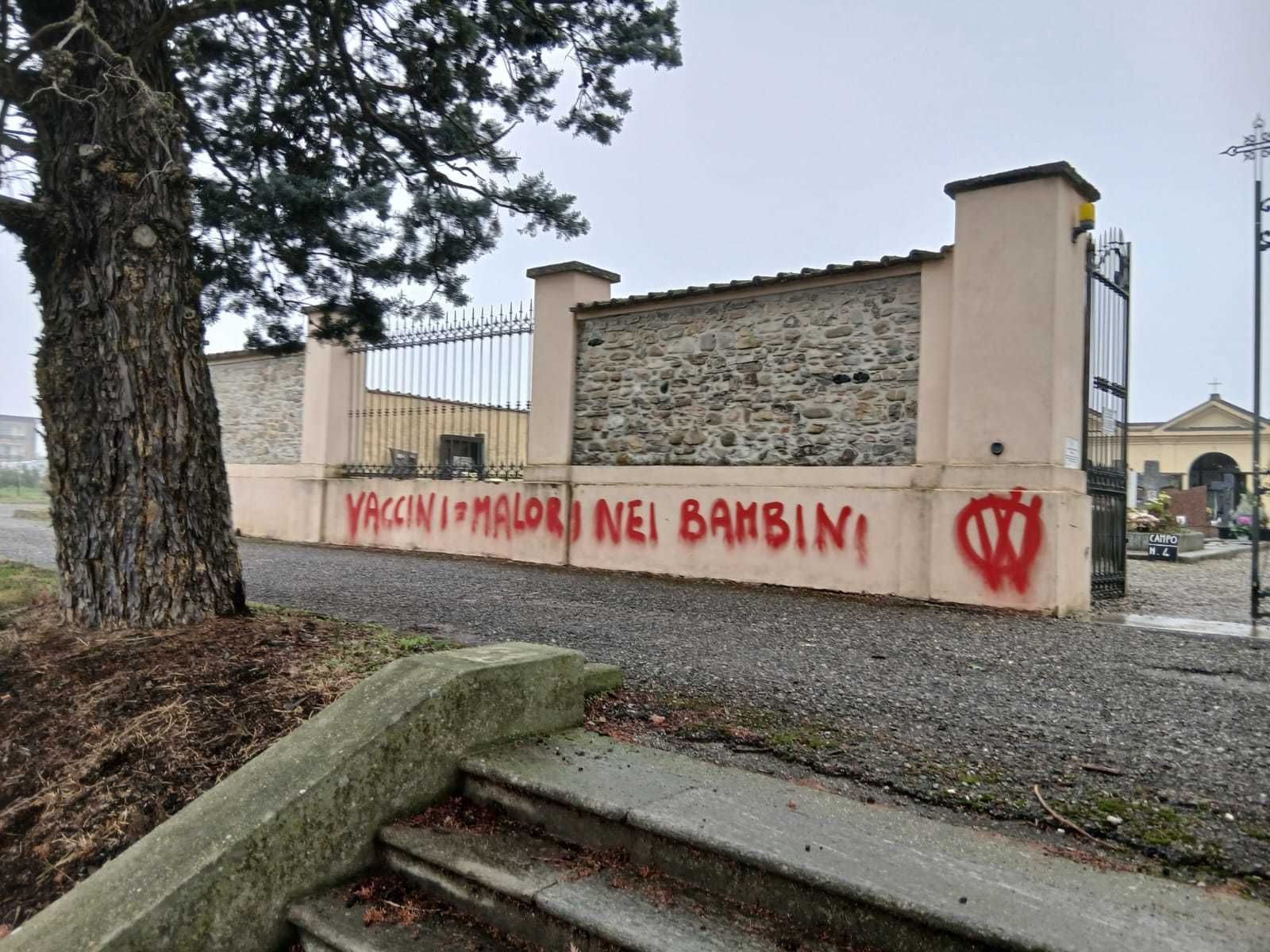 La parete imbrattata con scritte no vax in vernice rossa&nbsp; - © Libertà/Nadia Plucani