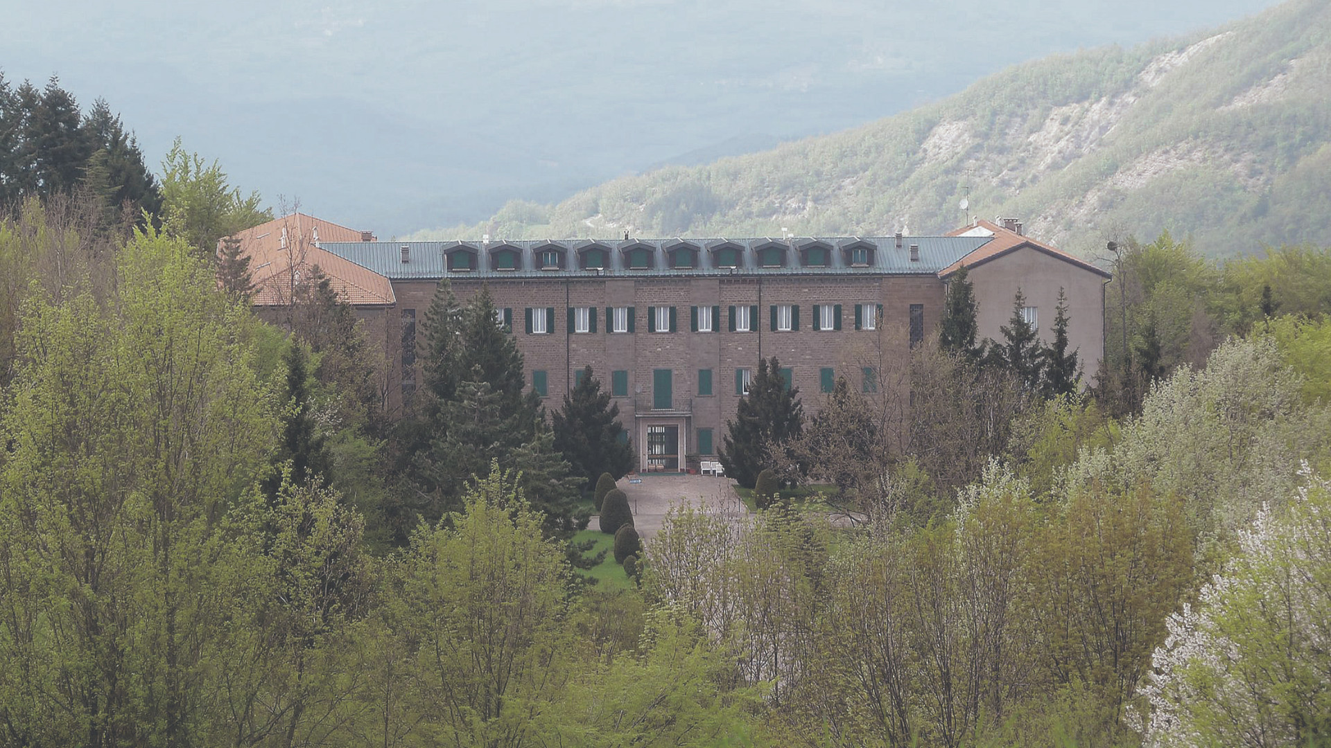 Pianazze, la Villa si protegge da vandali ed “esploratori”