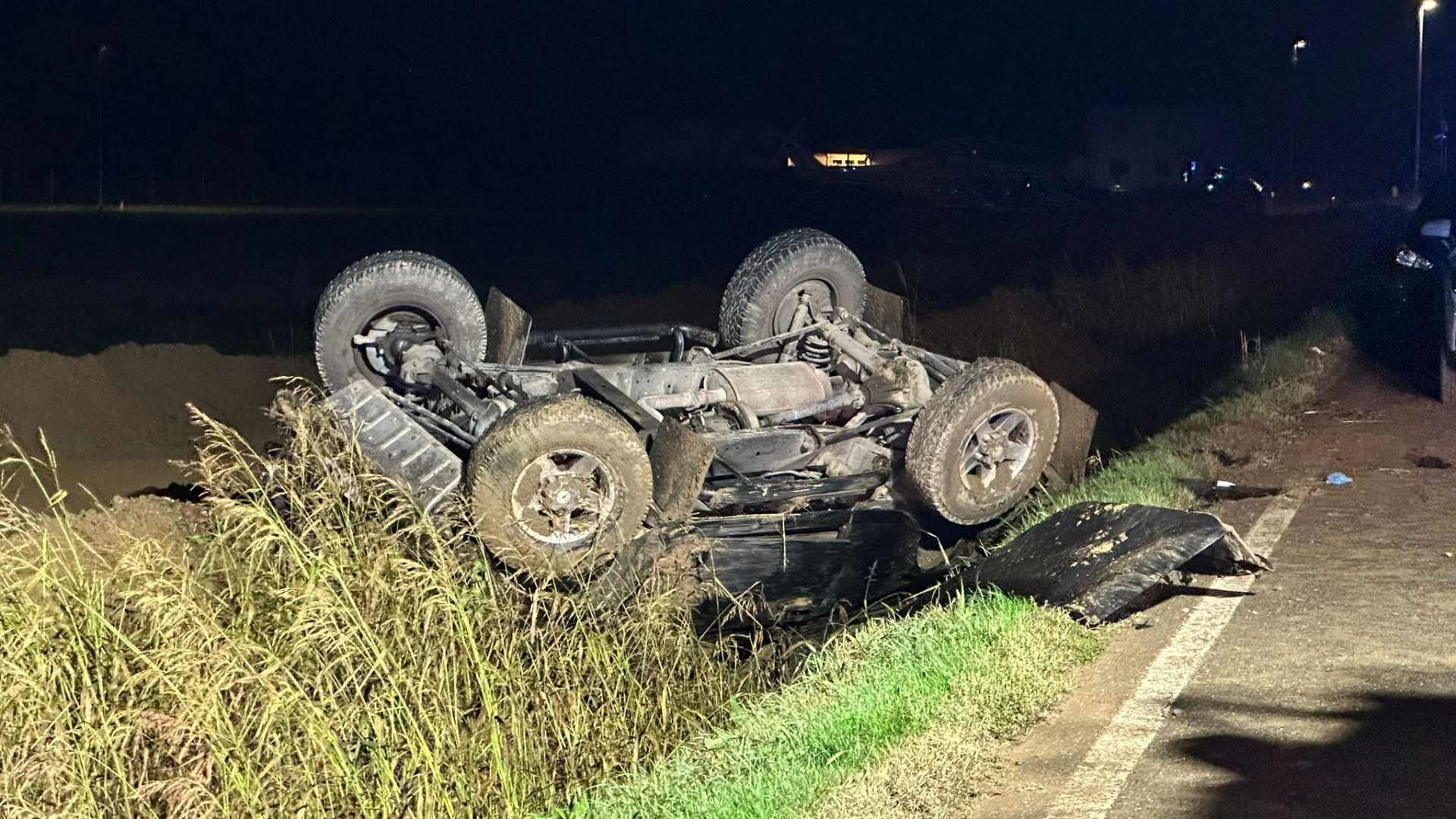 Auto fuori strada nella notte, feriti due giovani