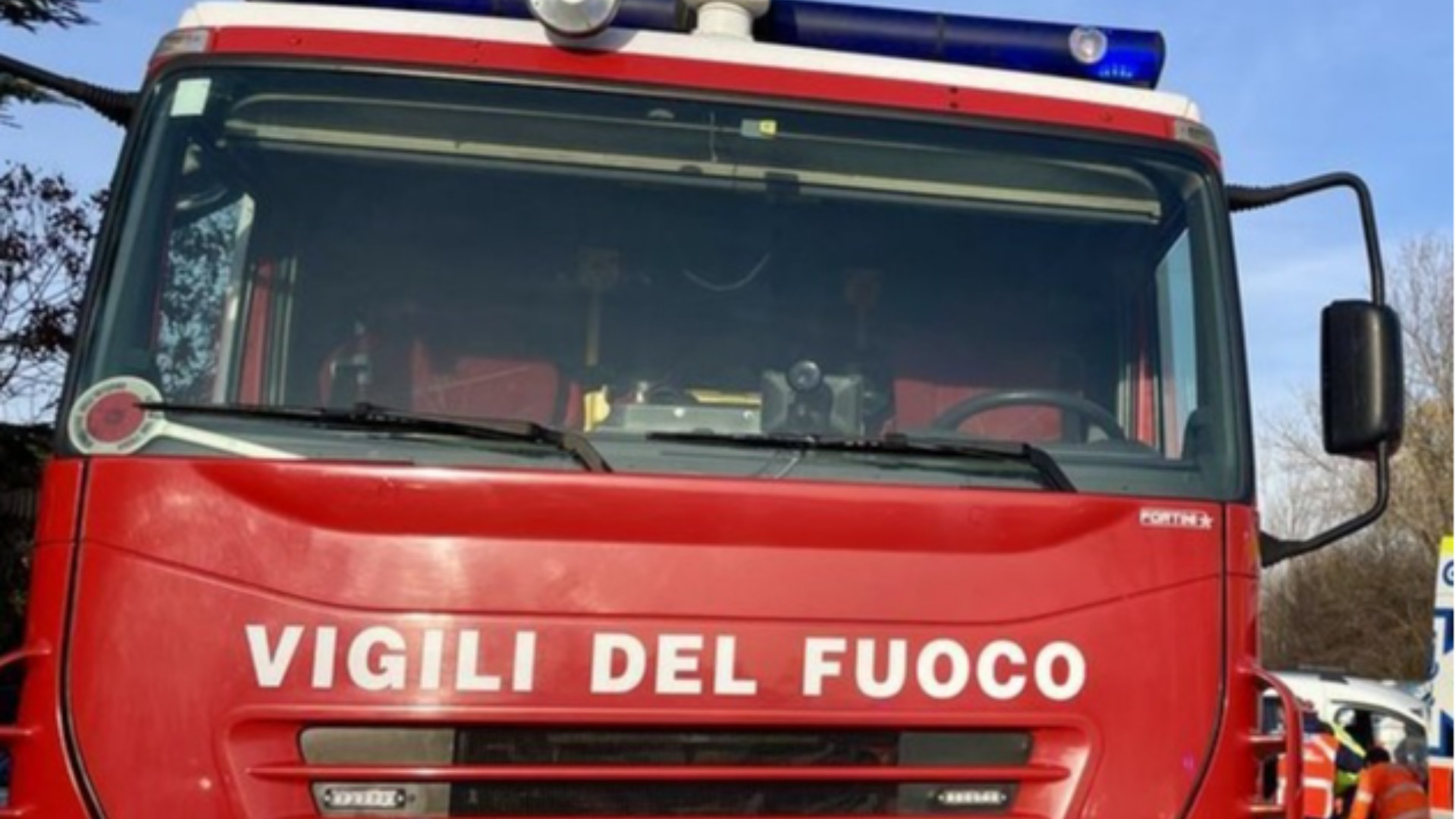 Salvata dalla vicina e poi dai pompieri: «Stava bruciando anche la camicetta»
