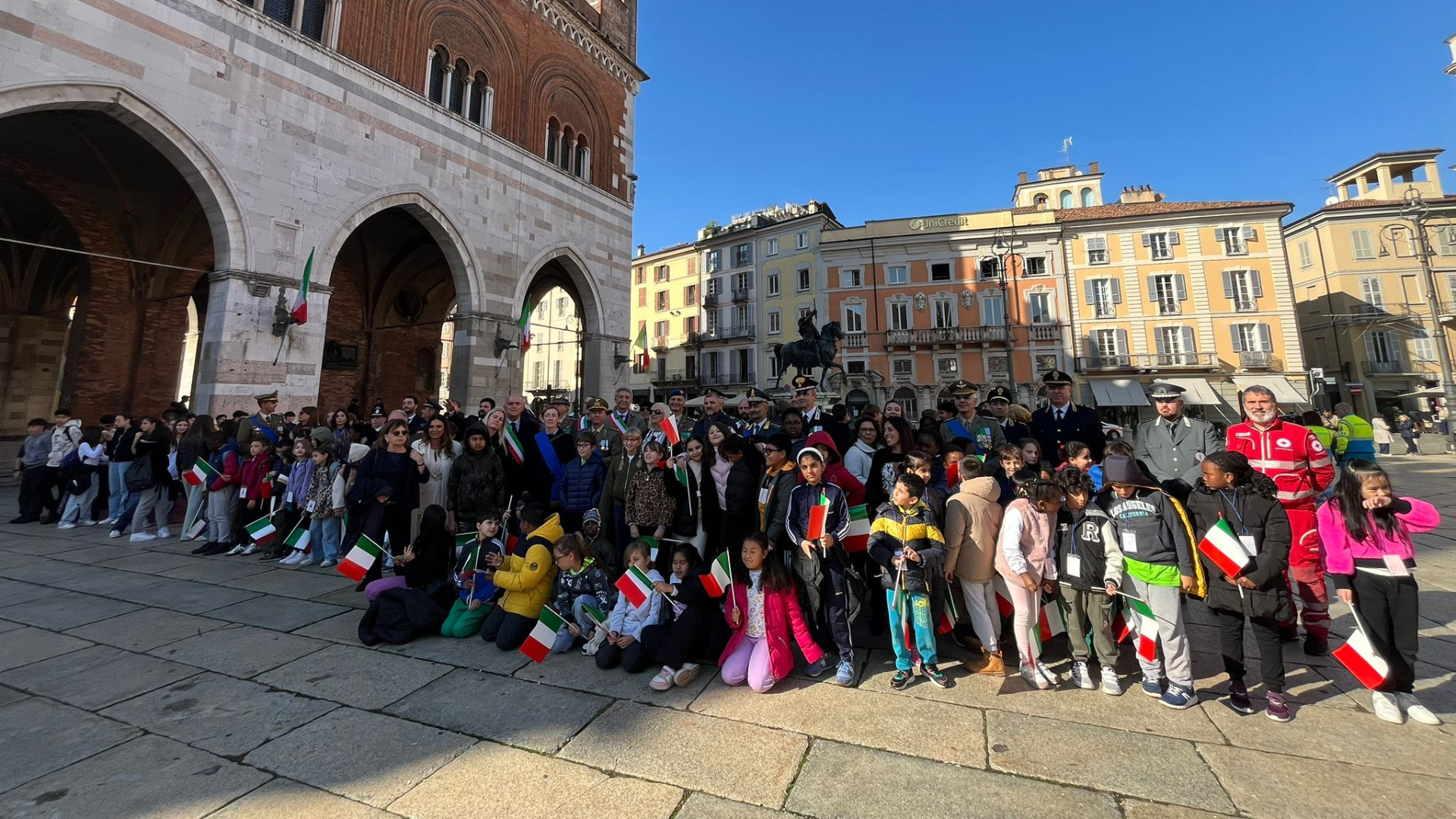4 Novembre, in piazza Cavalli sventolano i tricolori