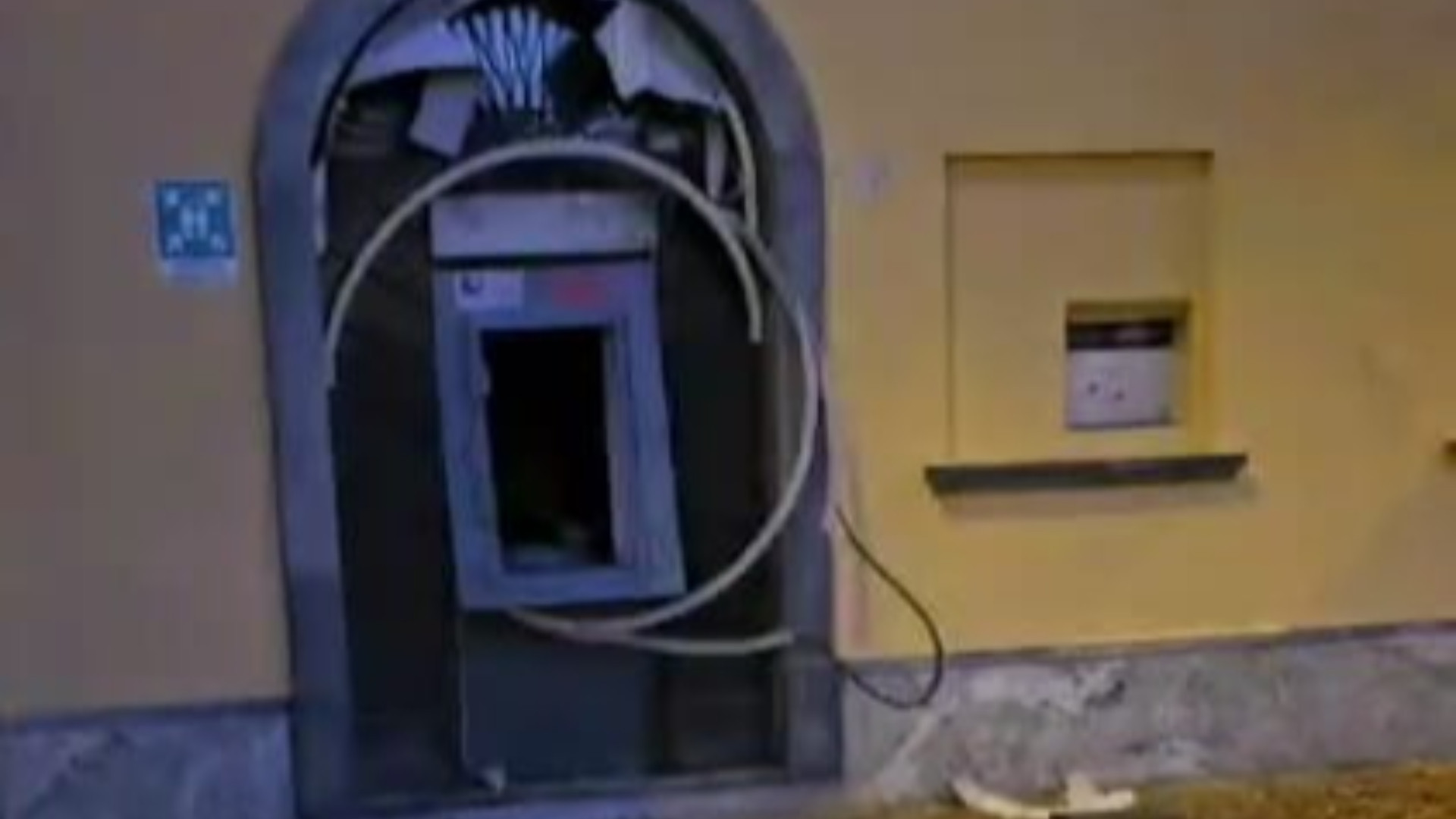 Assalto a un bancomat nella piazza di Agazzano