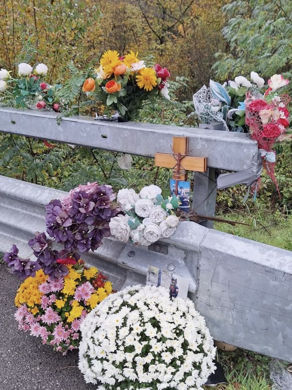 Gli omaggi floreali lasciati nel punto dello schianto