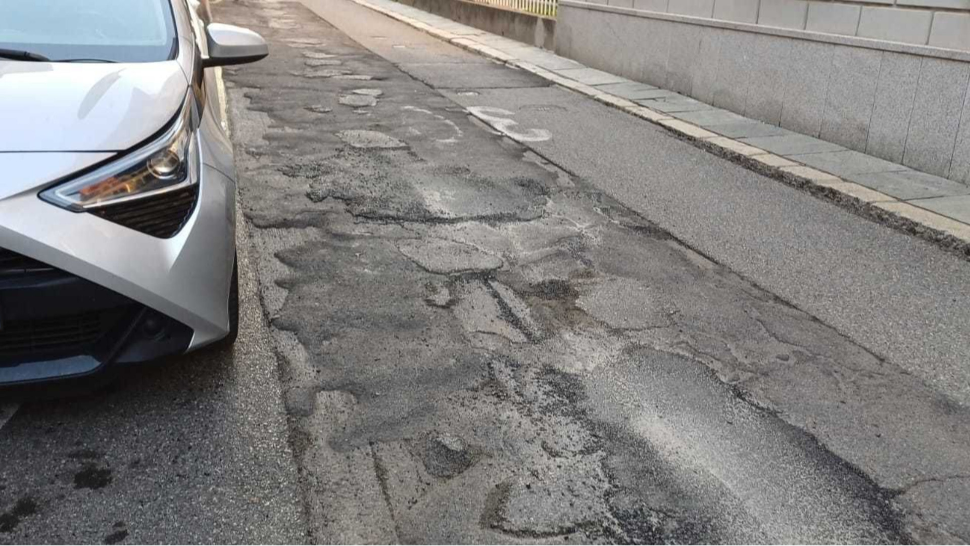 Strade e marciapiedi: 1,3 milioni di euro per aggiustare le buche
