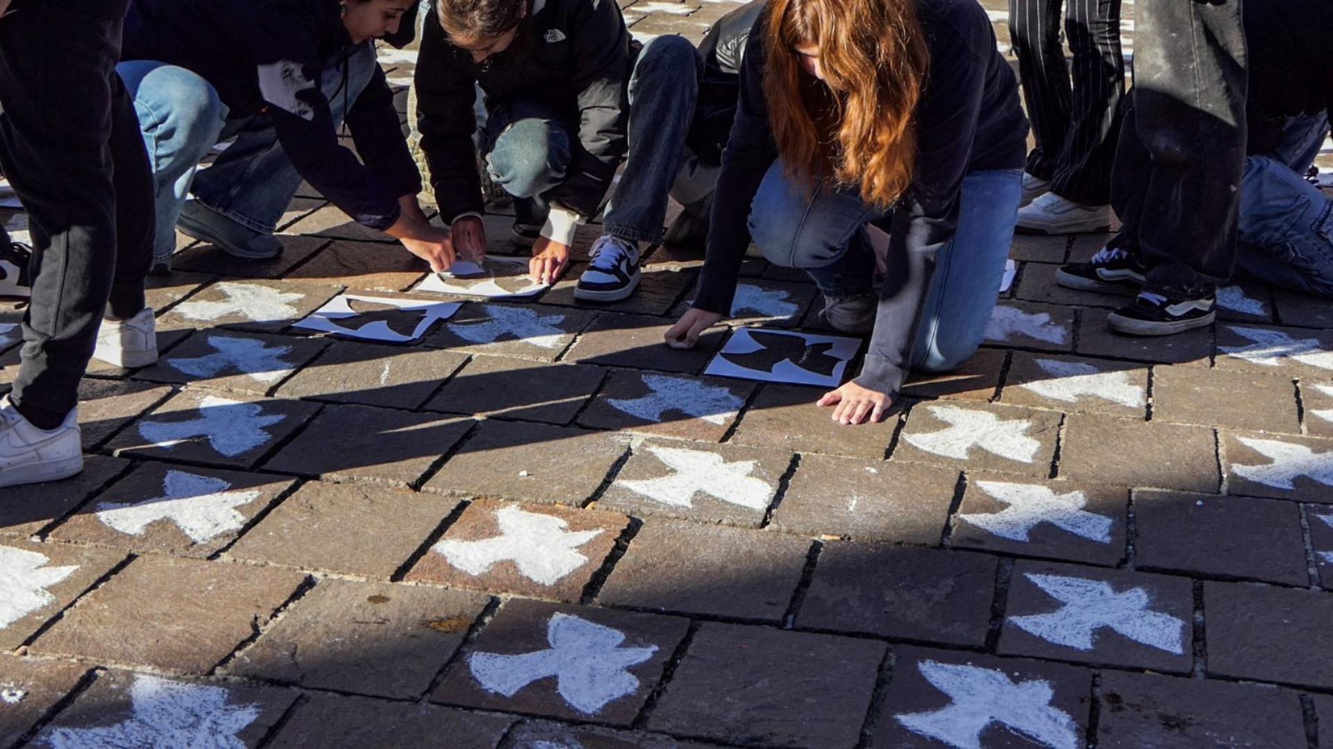 Stencil e colombe, flash mob dei ragazzi per la pace