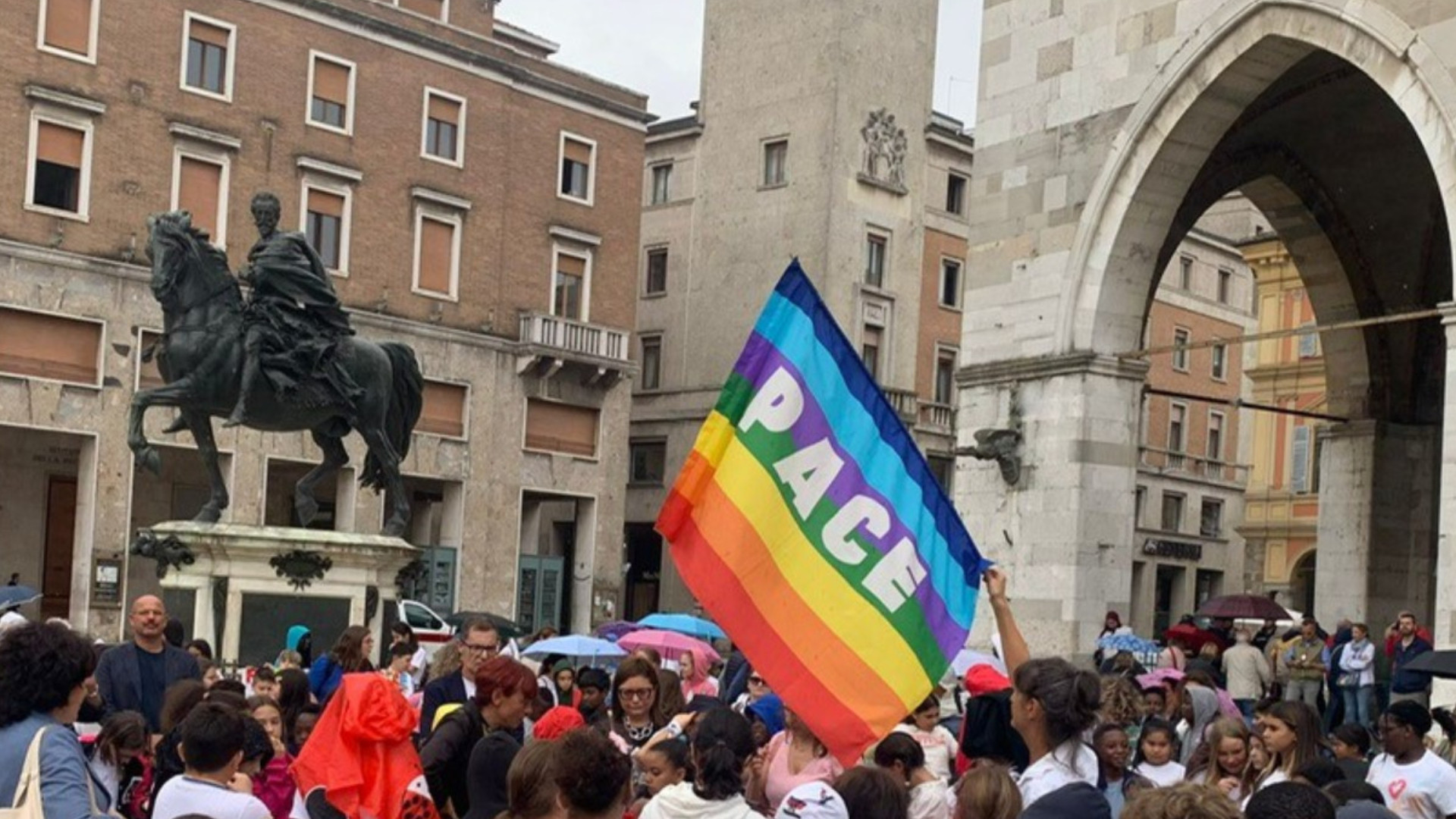 "Facciamo rumore" per la pace in piazza Cavalli con Emergency