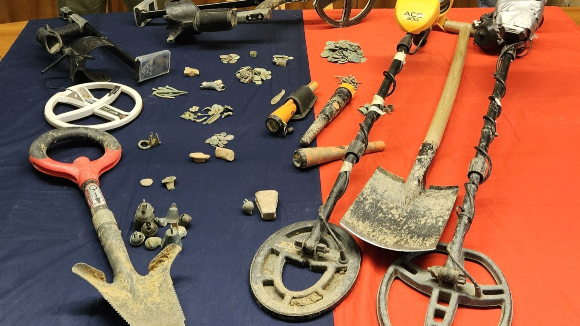 Ricerche archeologiche illecite, tre denunce. Recuperati anelli e monete