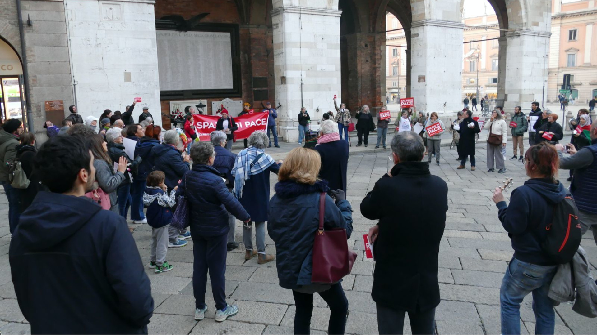 Emergency in piazza: «La guerra non è mai una soluzione»
