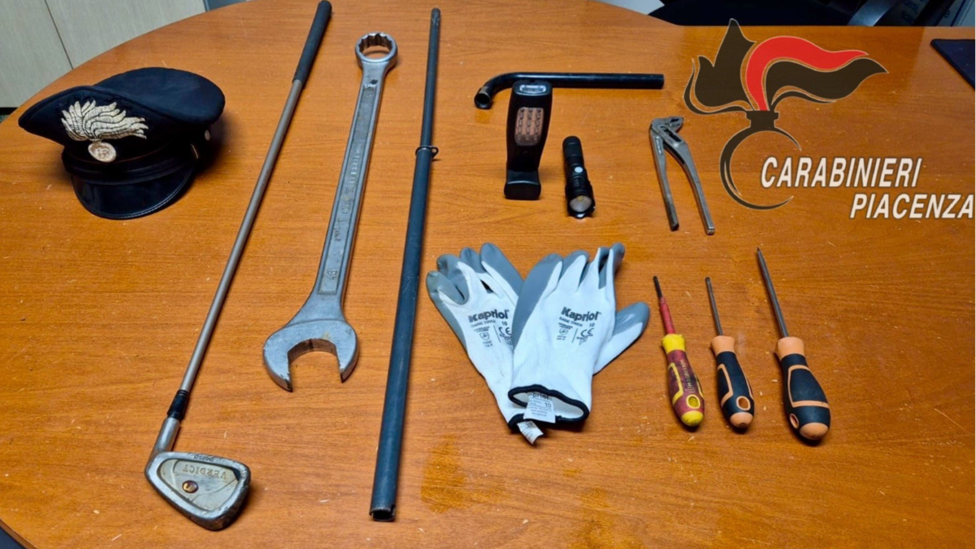 Arnesi da scasso e mazza da golf in auto: denunciati due stranieri